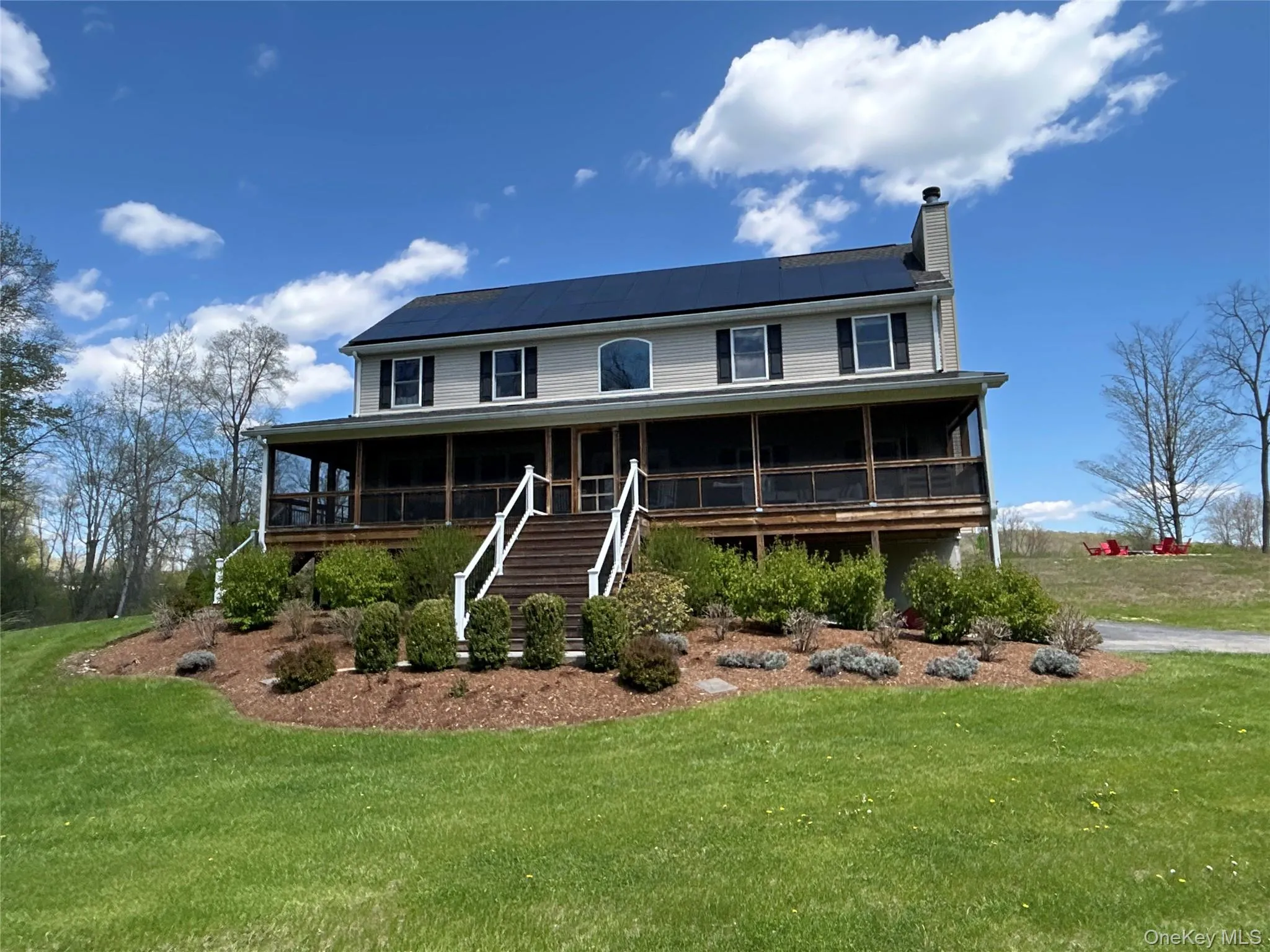 Spacious yard for many outdoor activities Spacious yard for many outdoor activities