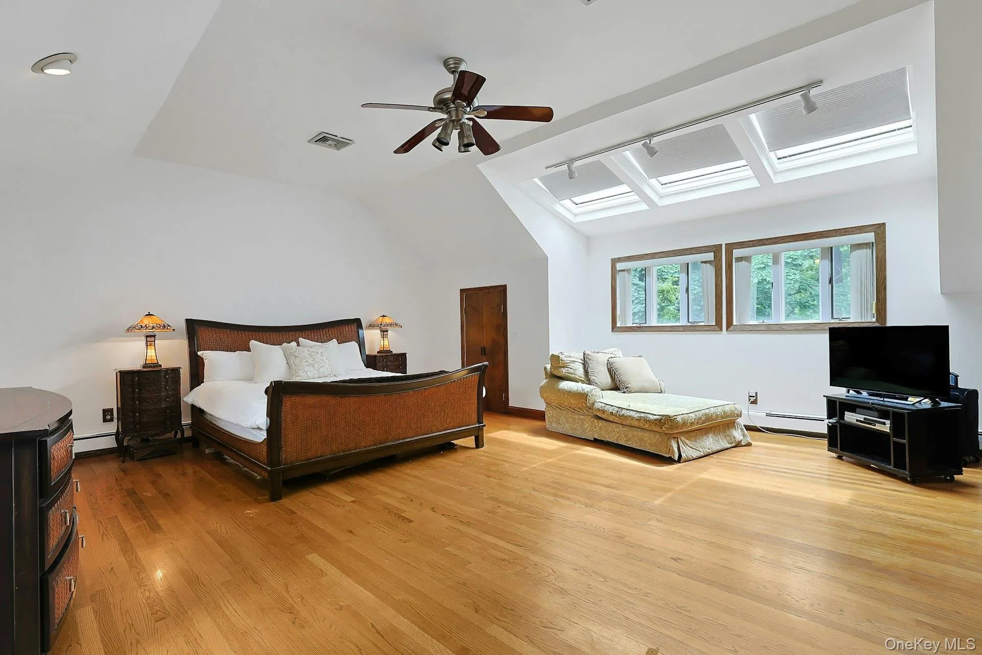 Spacious primary bedroom Spacious primary bedroom