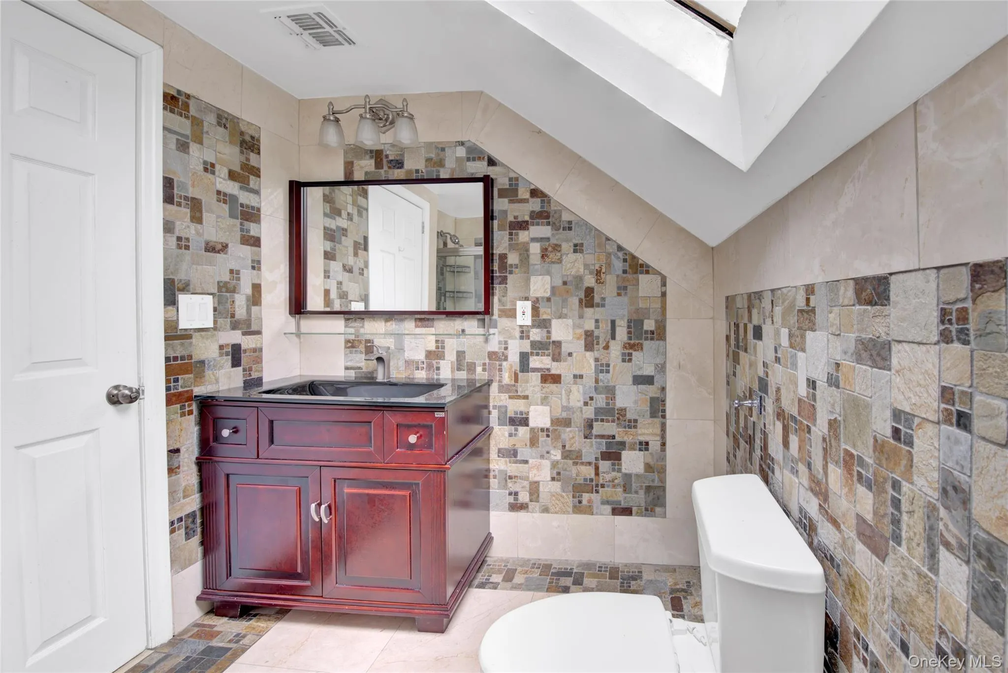 Upstairs Full Bathroom Upstairs Full Bathroom