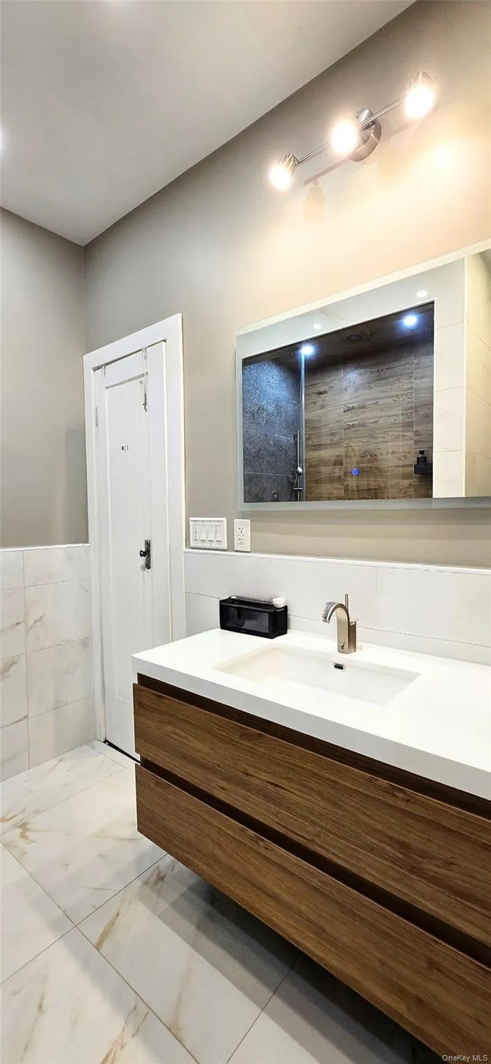Full Bathroom #1 Full Bathroom #1