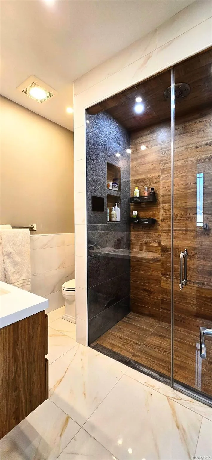 Full Bathroom #1 Full Bathroom #1