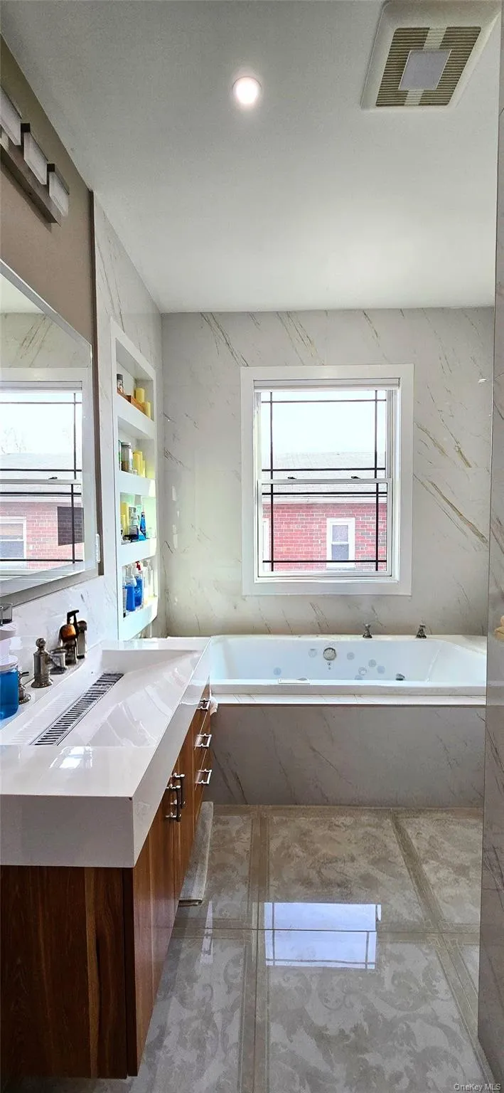 Full Bathroom #2 - In the primary bedroom Full Bathroom #2 - In the primary bedroom