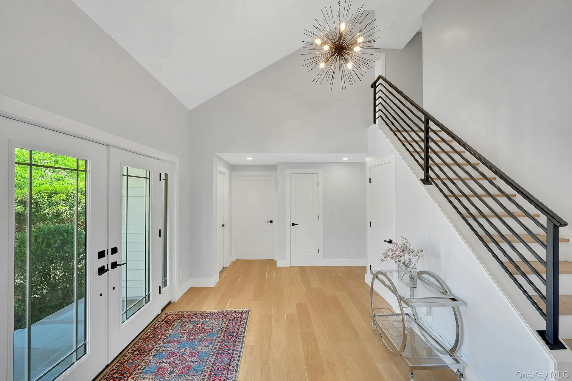 Welcoming foyer with vaulted ceilings Welcoming foyer with vaulted ceilings