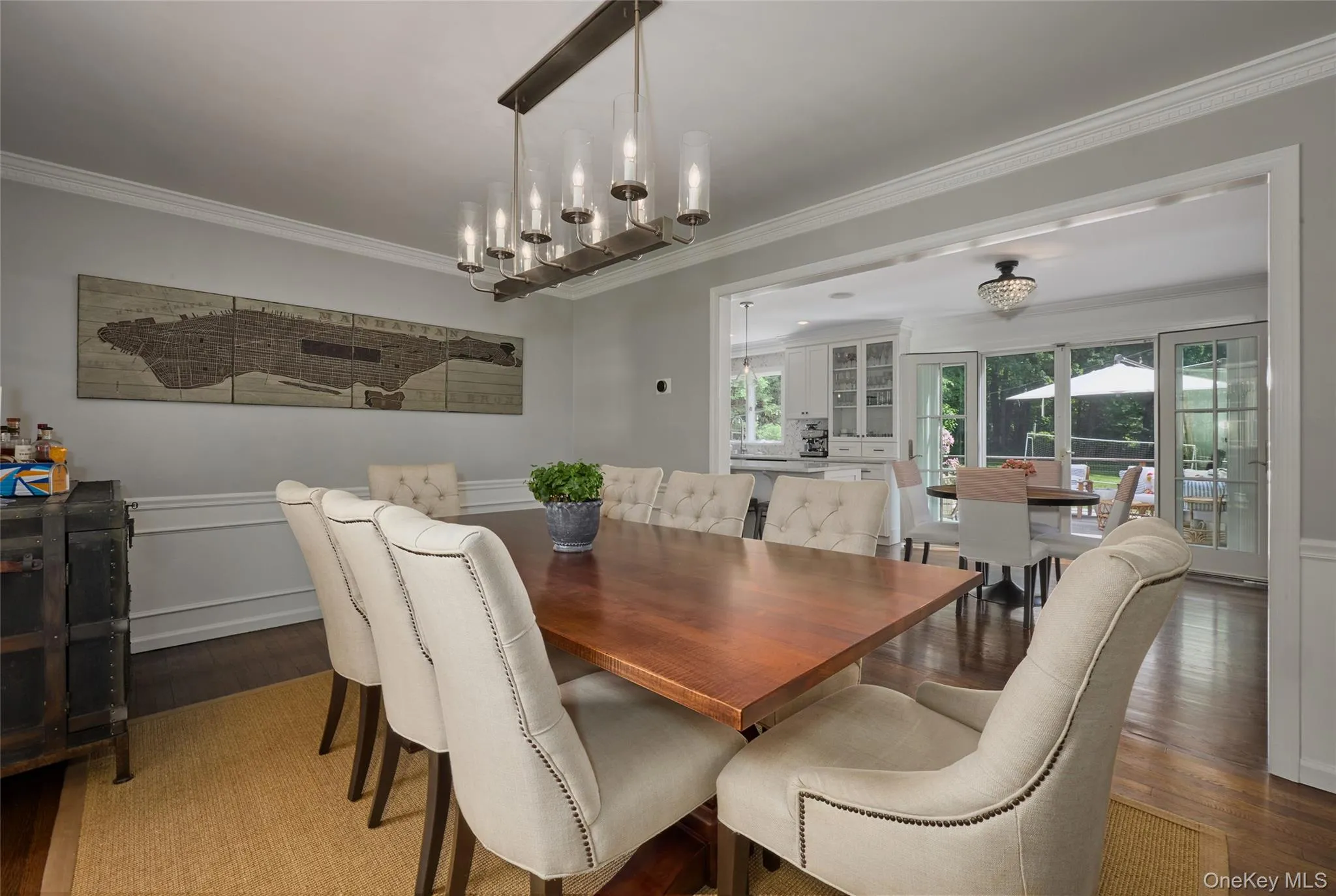 Spacious dining room, perfect for holiday entertaining! Spacious dining room, perfect for holiday entertaining!