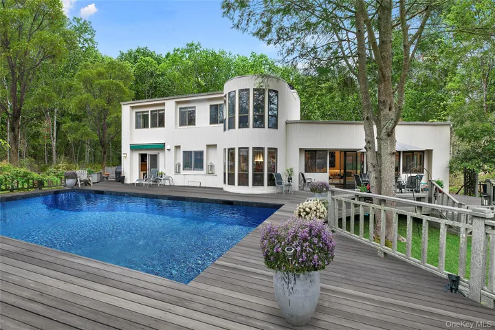 6 Wagon Lane, East Hampton, New York 11937