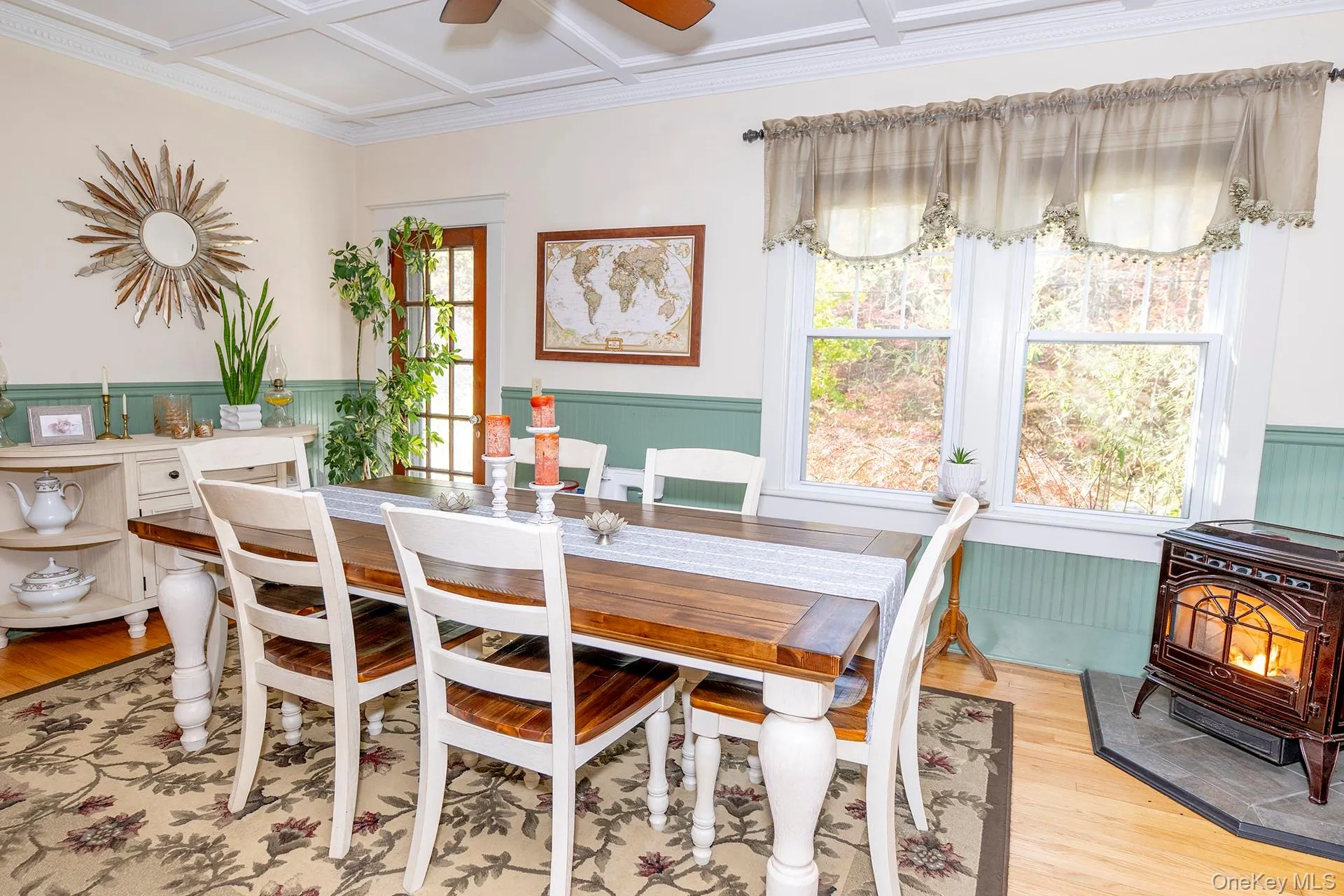 Light-filled dining room with pellet stove Light-filled dining room with pellet stove