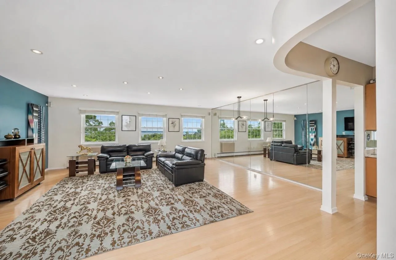 Photo to show open floor plan Photo to show open floor plan