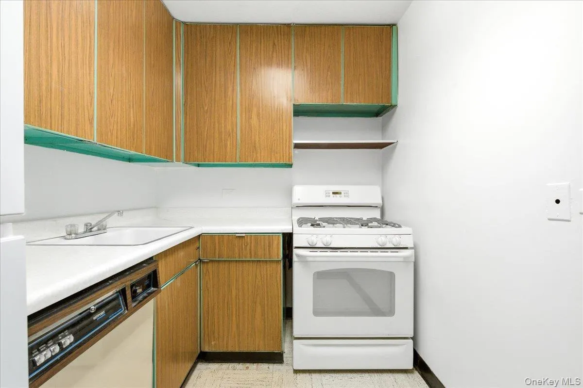 110-11 Queens Boulevard, New York, NY, 1 Bedroom Bedrooms, 4 Rooms Rooms,1 BathroomBathrooms,Residential Sale,For Rent,Queens,0,995927 110-11 Queens Boulevard, New York, NY, 1 Bedroom Bedrooms, 4 Rooms Rooms,1 BathroomBathrooms,Residential Sale,For Rent,Queens,0,995927