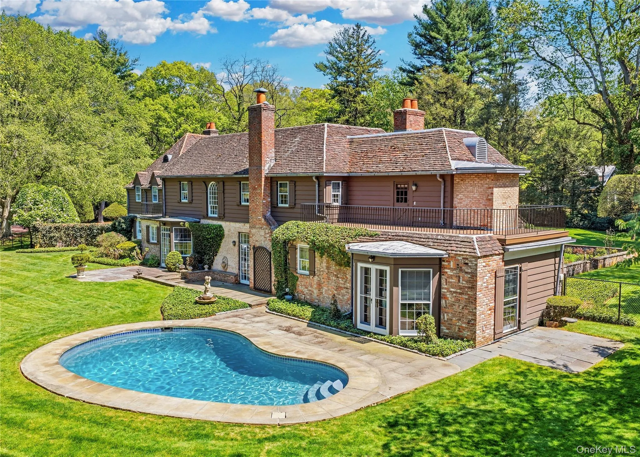 Beautiful Oval Pool in Back Yard Beautiful Oval Pool in Back Yard