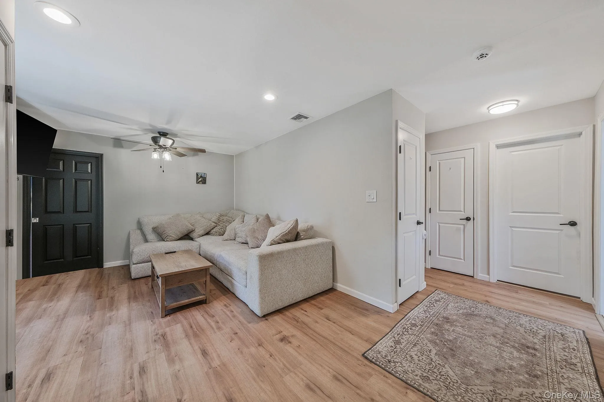 5 Oakwood Avenue, Brookhaven, NY, 3 Bedrooms Bedrooms, 7 Rooms Rooms,1 BathroomBathrooms,Residential,For Rent,Oakwood,0,996020 5 Oakwood Avenue, Brookhaven, NY, 3 Bedrooms Bedrooms, 7 Rooms Rooms,1 BathroomBathrooms,Residential,For Rent,Oakwood,0,996020
