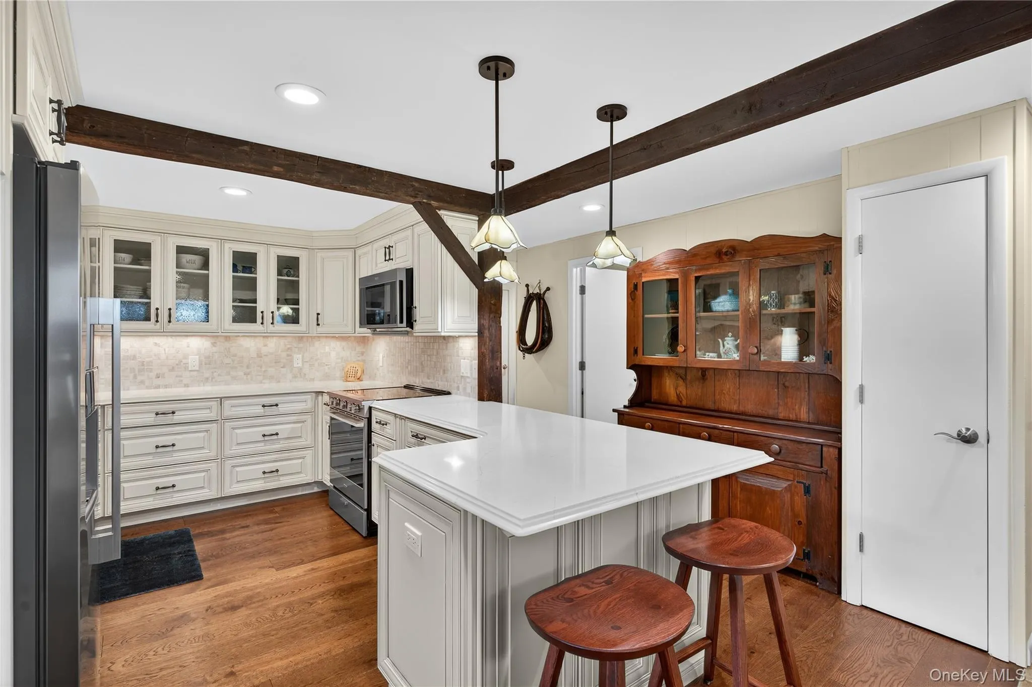 Warm details with exposed beams. Warm details with exposed beams.