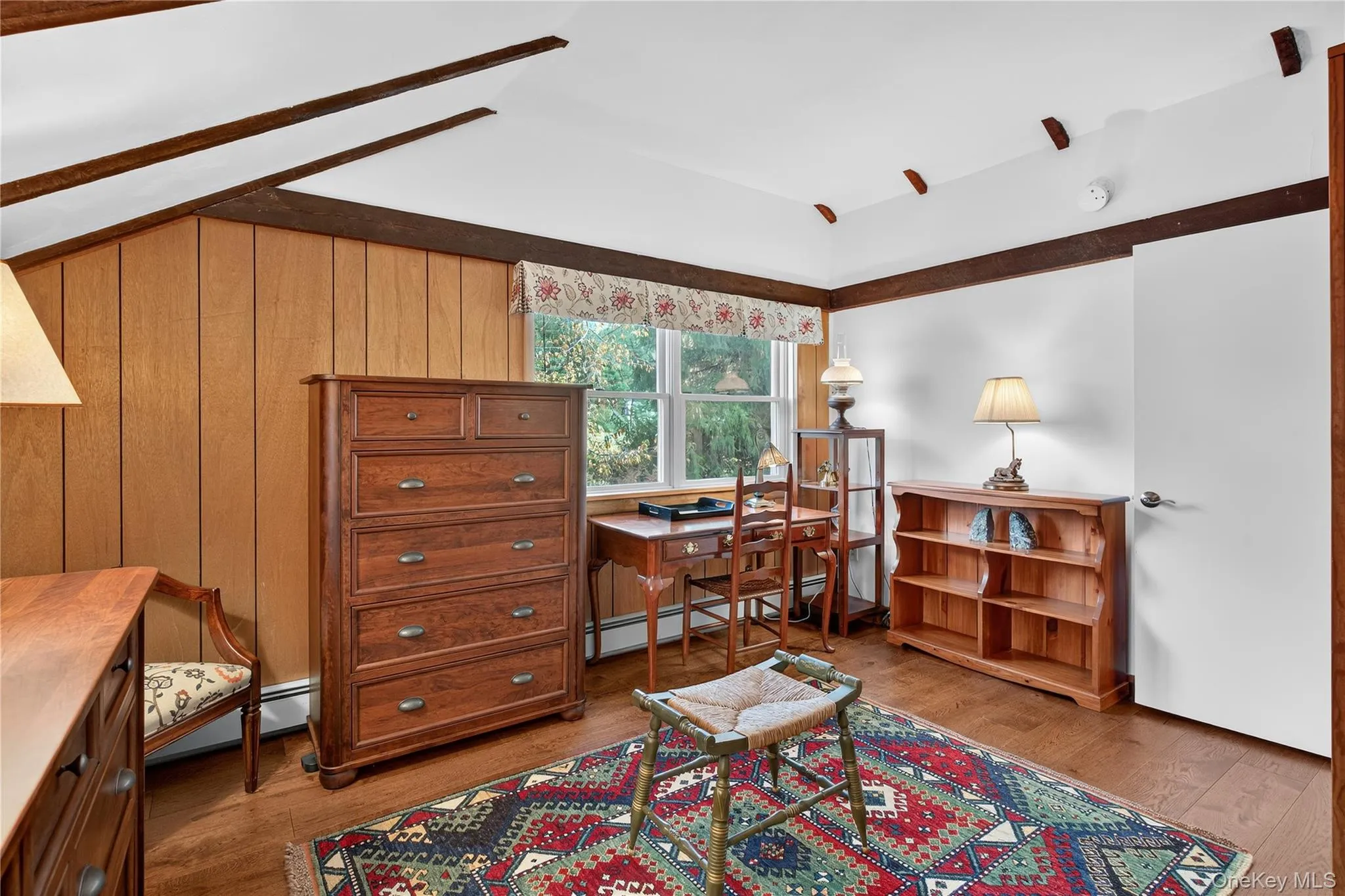 Huge walk-in closet/changing room. Huge walk-in closet/changing room.