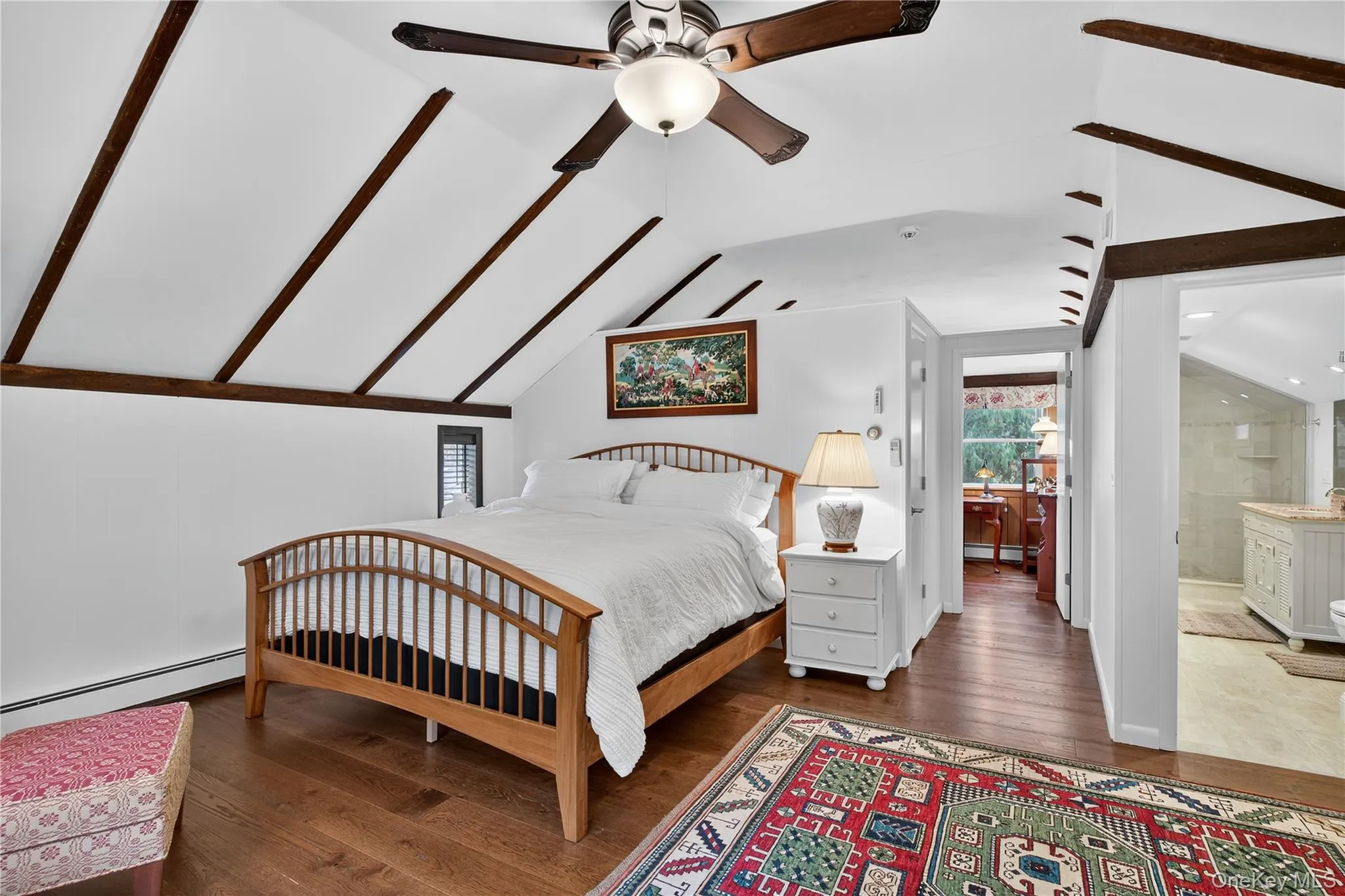 Upper level private bedroom suite. Upper level private bedroom suite.