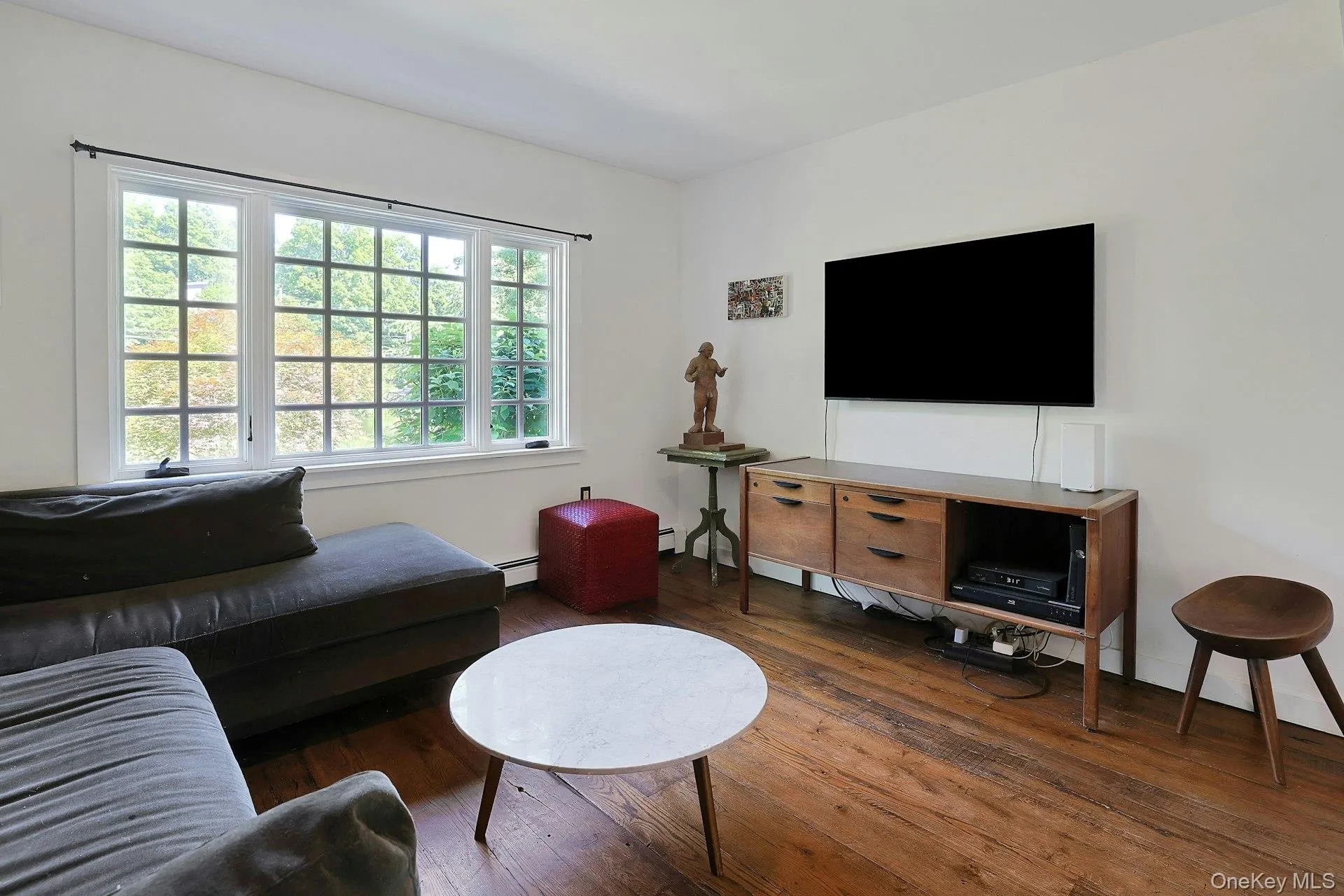 Easy comfort and connection can happen in this light-filled family room. Easy comfort and connection can happen in this light-filled family room.