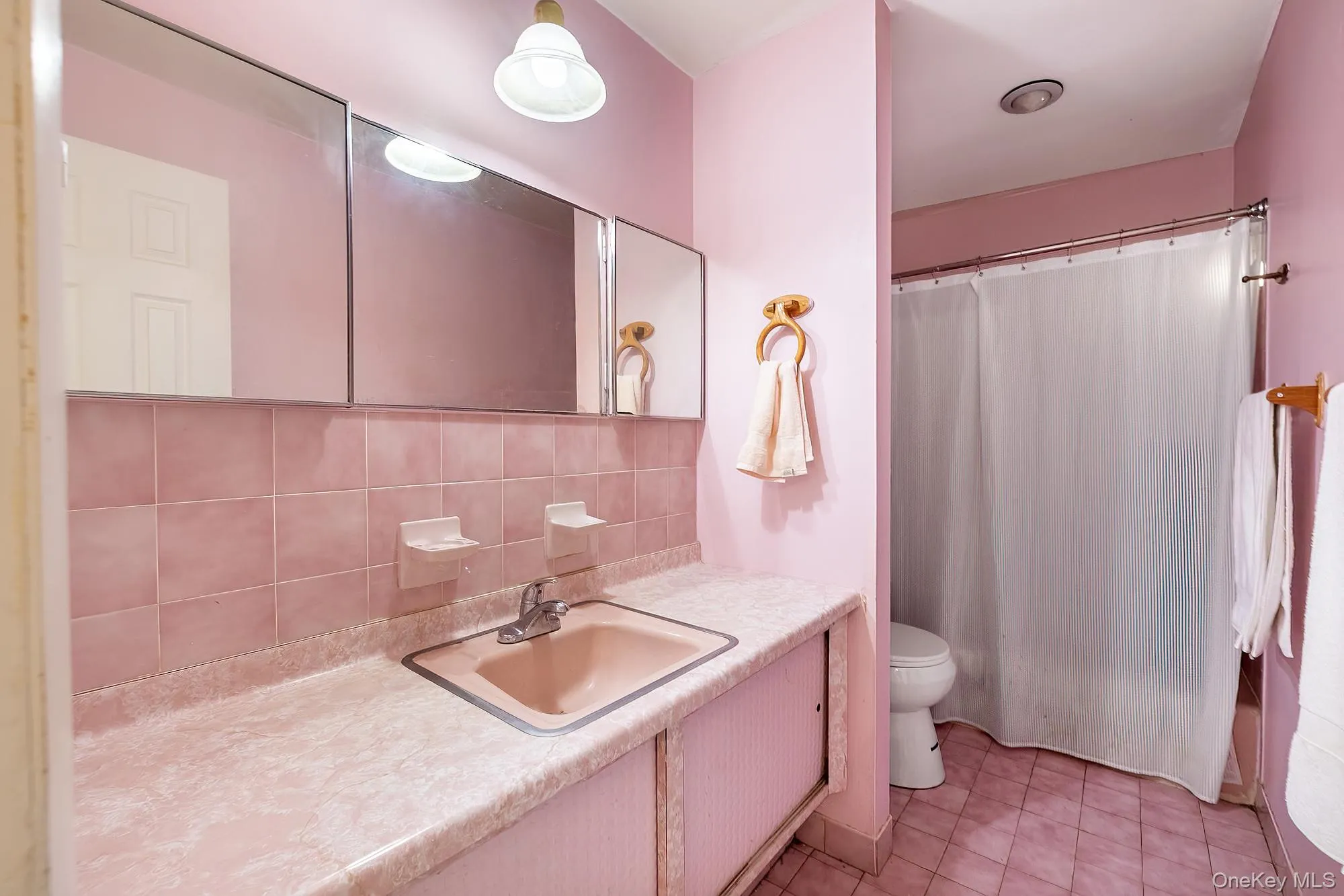Full bathroom on upper level Full bathroom on upper level