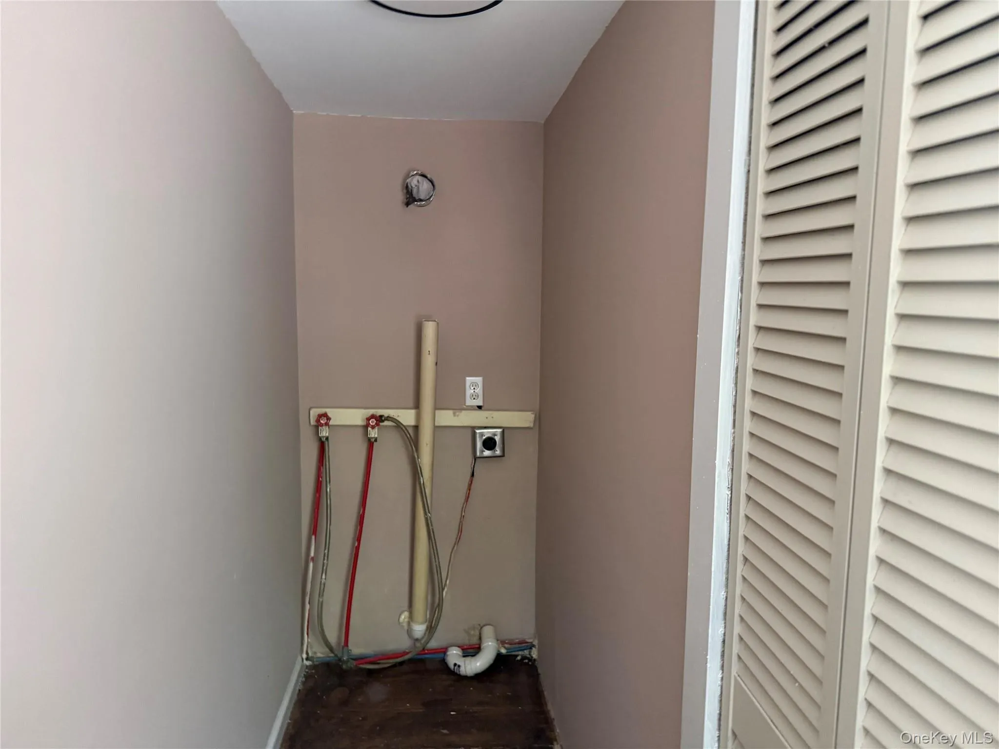 Hook up- bring your own washer/dryer Hook up- bring your own washer/dryer