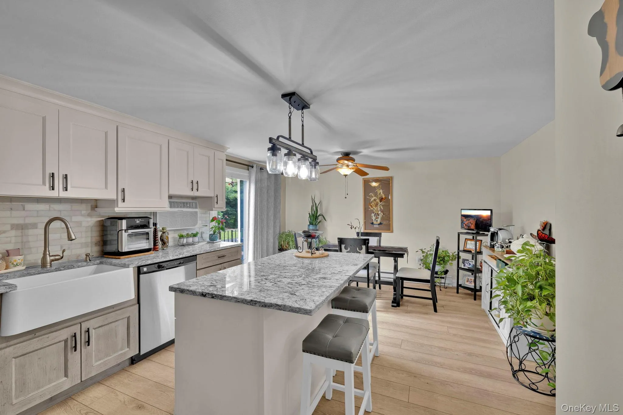 Beautifully updated kitchen and new AC unit Beautifully updated kitchen and new AC unit