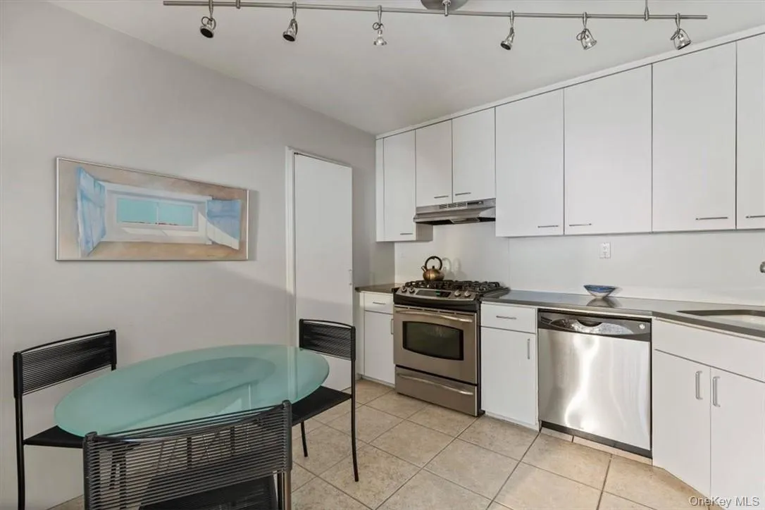 2 Fountain Lane, Greenburgh, NY, 2 Bedrooms Bedrooms, 6 Rooms Rooms,2 BathroomsBathrooms,Residential,For Rent,Fountain,0,KEY996293 2 Fountain Lane, Greenburgh, NY, 2 Bedrooms Bedrooms, 6 Rooms Rooms,2 BathroomsBathrooms,Residential,For Rent,Fountain,0,KEY996293