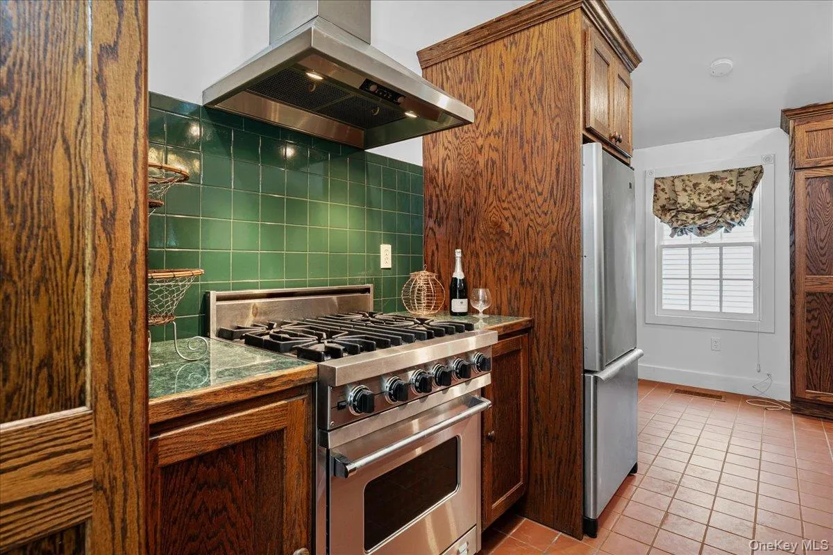 Viking natural gas range and electric oven. Viking natural gas range and electric oven.