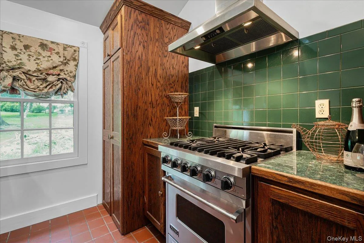 Viking natural gas range and electric oven. Viking natural gas range and electric oven.