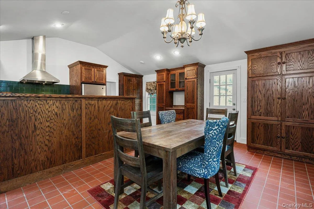 Note the custom oak built-ins. Note the custom oak built-ins.