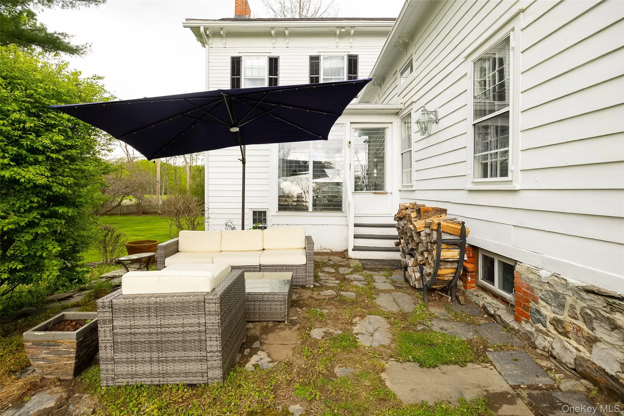 Side patio Side patio