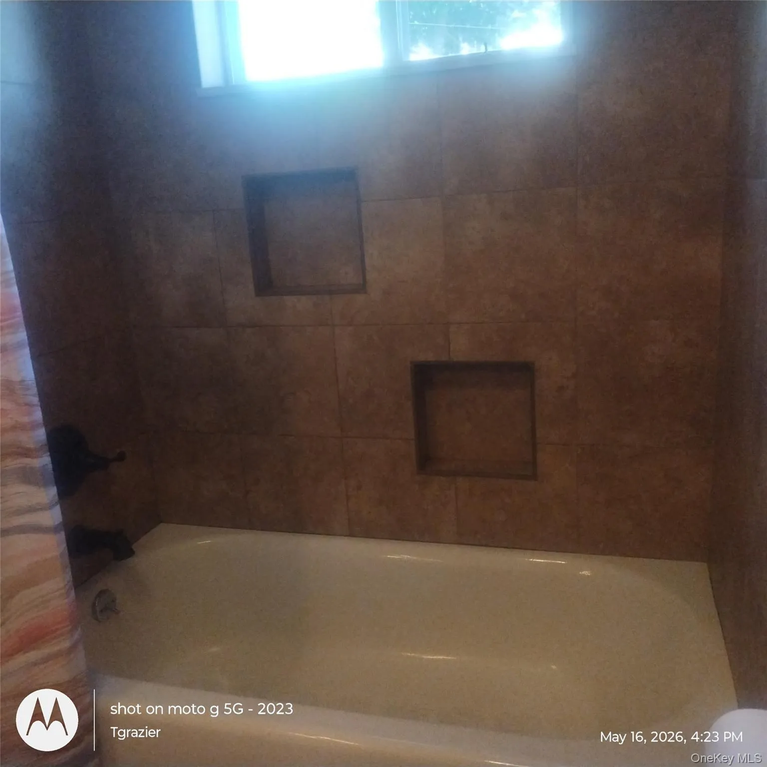 Tiled tub with storage Tiled tub with storage