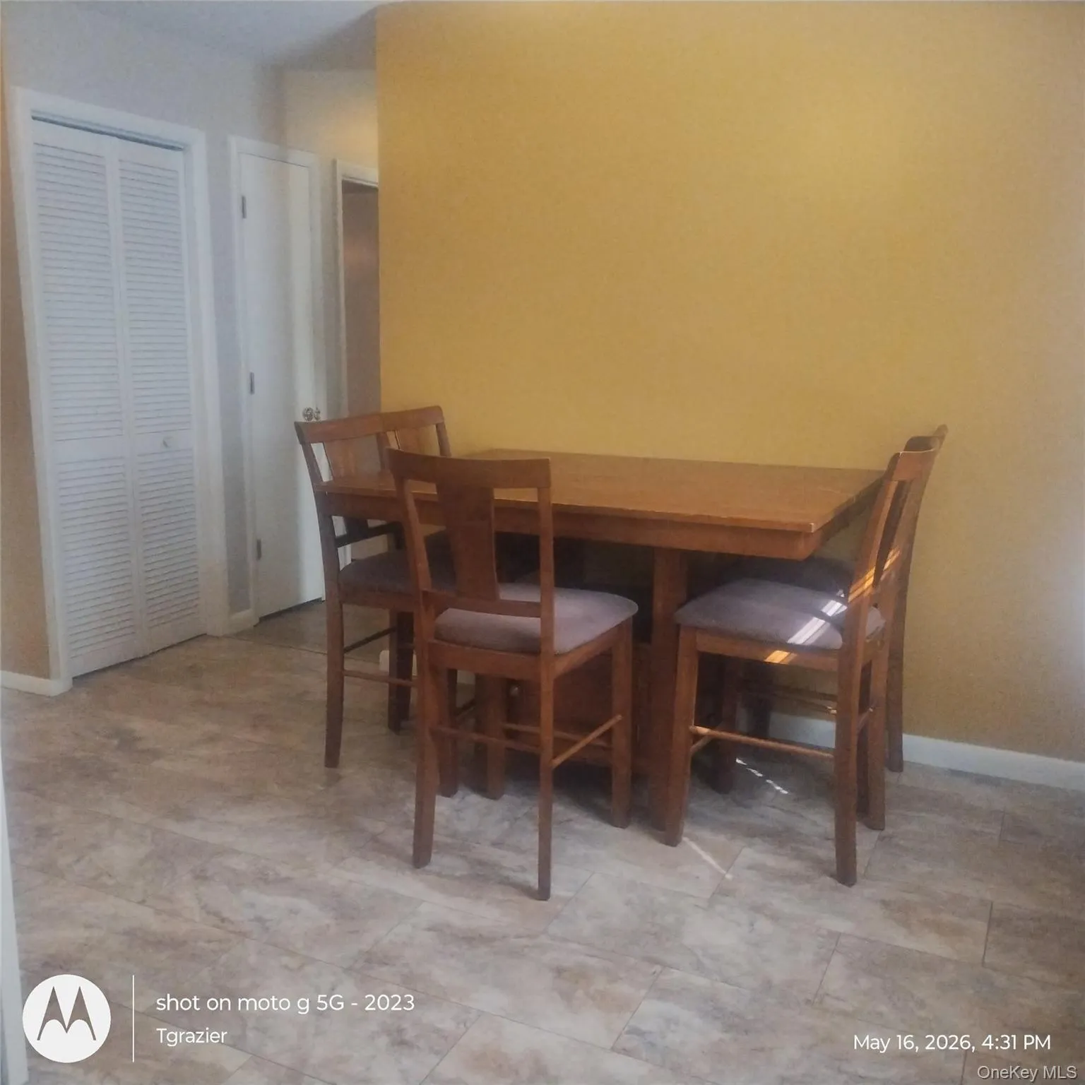 Ample dining space for 6 Ample dining space for 6