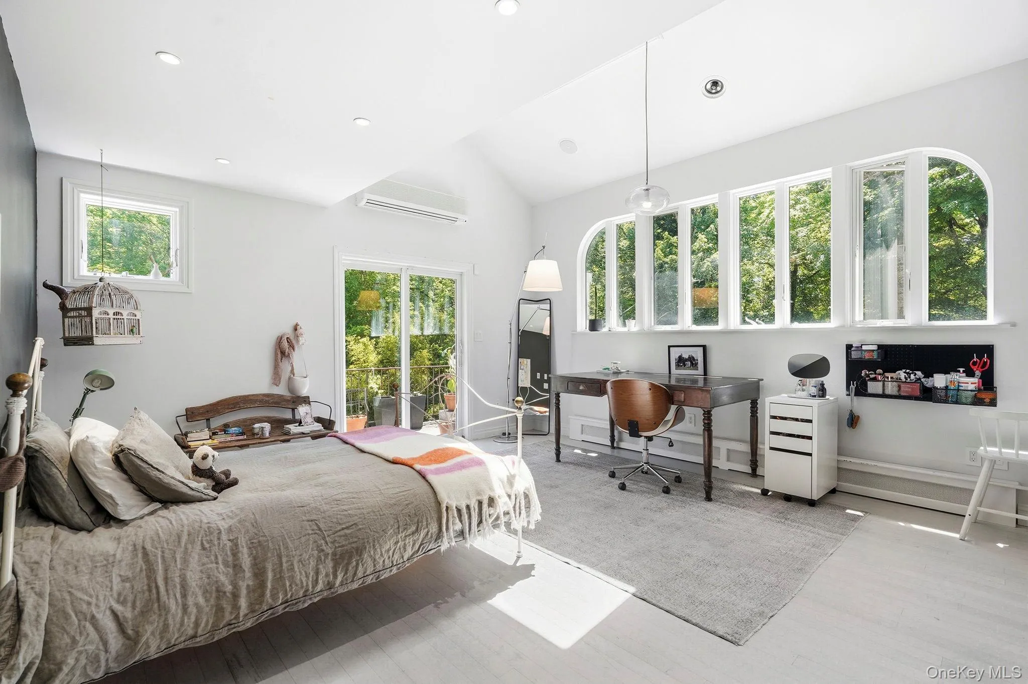 Large bedroom with private terrace, vaulted ceiling and wonderful light! Large bedroom with private terrace, vaulted ceiling and wonderful light!