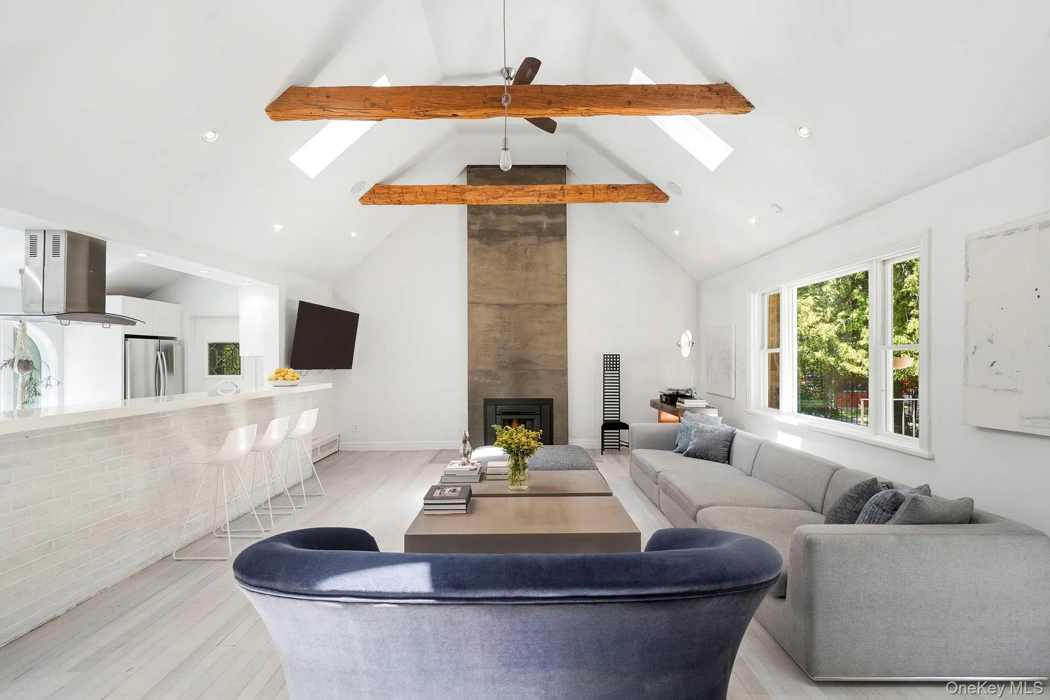 Thoughtfully designed with clean lines and understated elegance, this modern residence embraces minimalism to create a sophisticated canvas where your furniture, décor, and lifestyle take center stage Thoughtfully designed with clean lines and understated elegance, this modern residence embraces minimalism to create a sophisticated canvas where your furniture, décor, and lifestyle take center stage