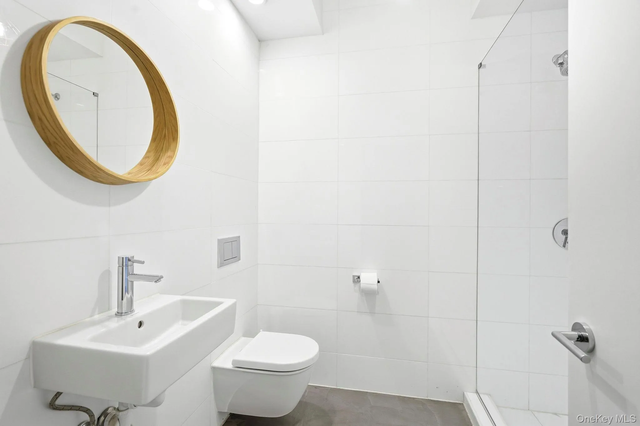 North garden wing full bath with shower. North garden wing full bath with shower.