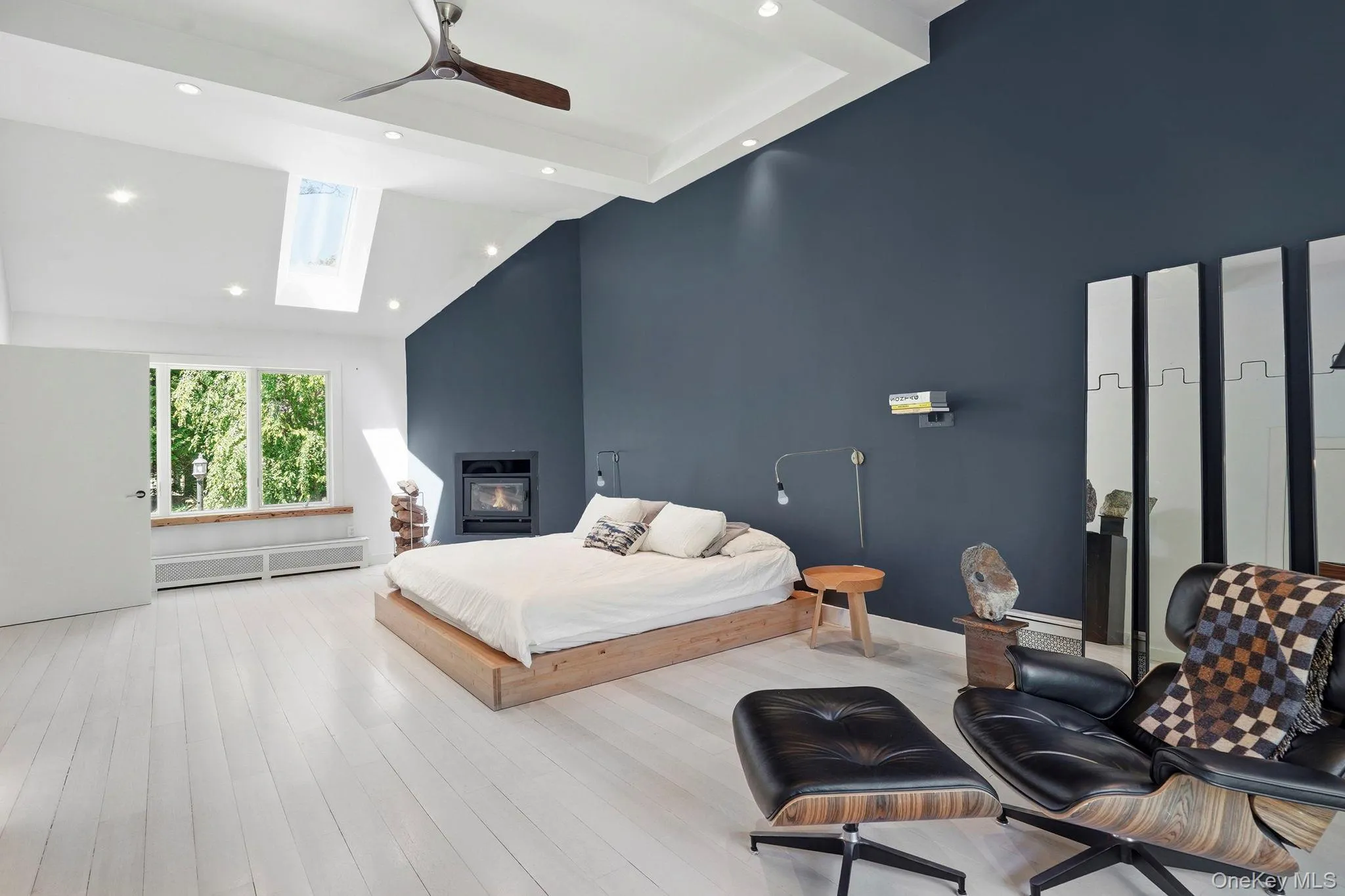 Escape to your private retreat, calming and serene. Escape to your private retreat, calming and serene.
