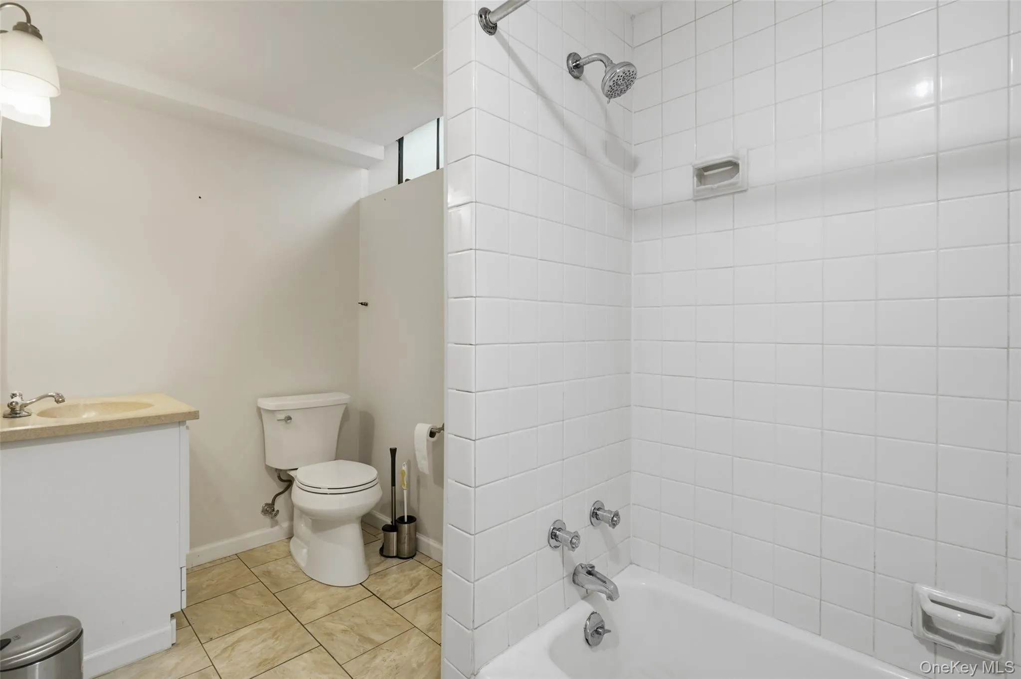Full bath on lower level. Full bath on lower level.