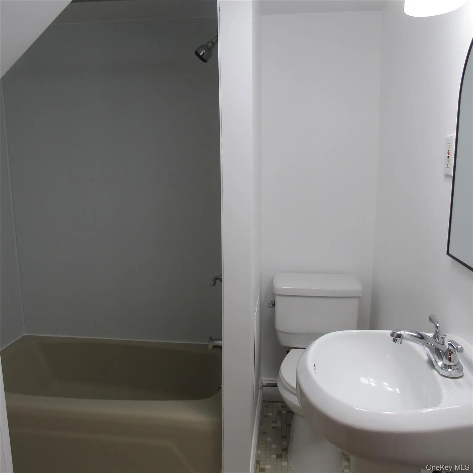 Full bathroom with a tub in the 2nd bedroom Full bathroom with a tub in the 2nd bedroom