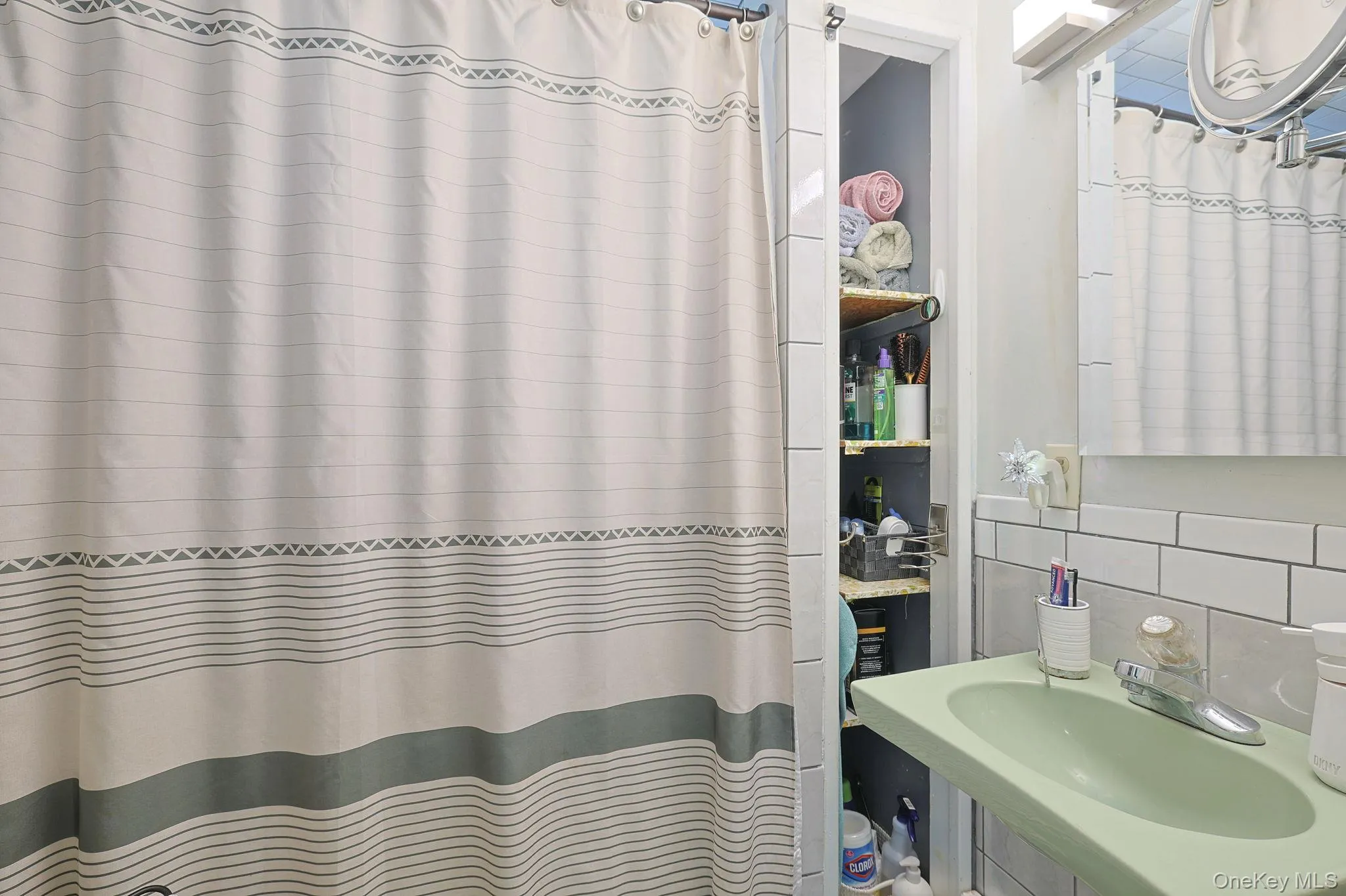Upstairs Full Bathroom with tub and shower Upstairs Full Bathroom with tub and shower