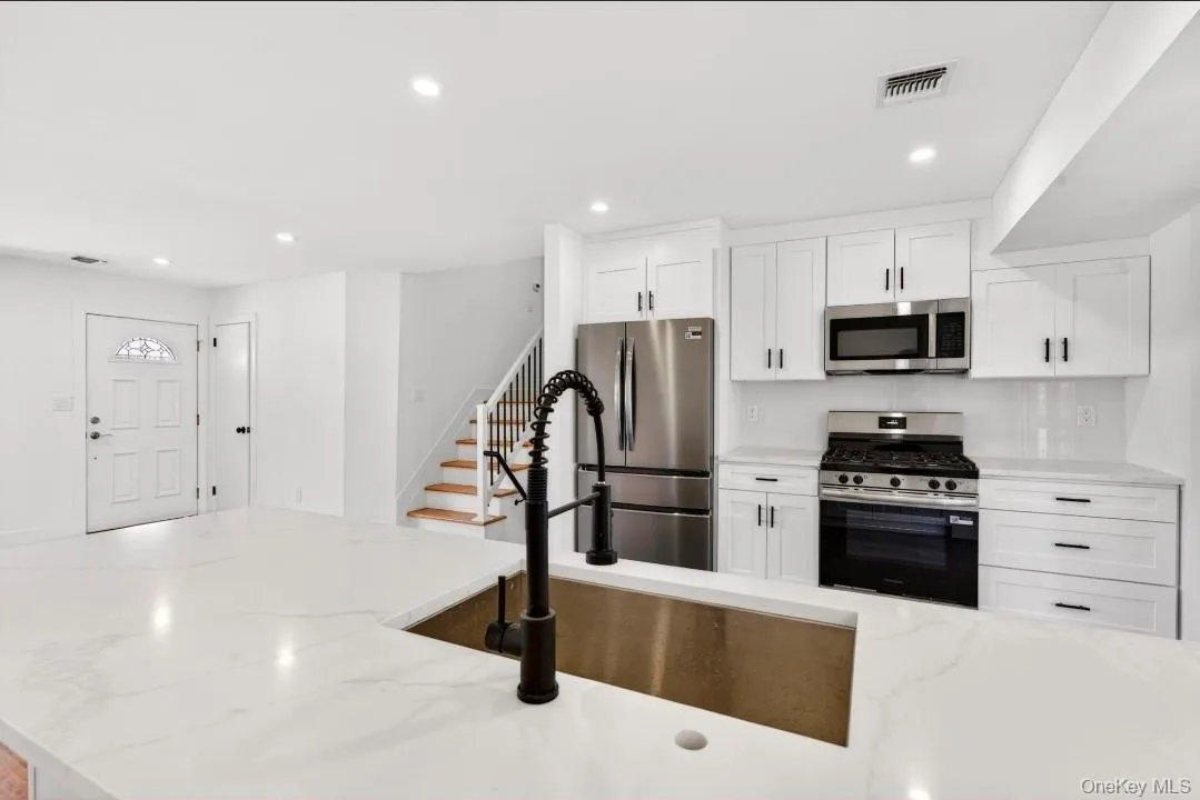 8 Whitebirch Lane, Smithtown, NY, 4 Bedrooms Bedrooms, 10 Rooms Rooms,2 BathroomsBathrooms,Residential,For Rent,Whitebirch,0,996494 8 Whitebirch Lane, Smithtown, NY, 4 Bedrooms Bedrooms, 10 Rooms Rooms,2 BathroomsBathrooms,Residential,For Rent,Whitebirch,0,996494