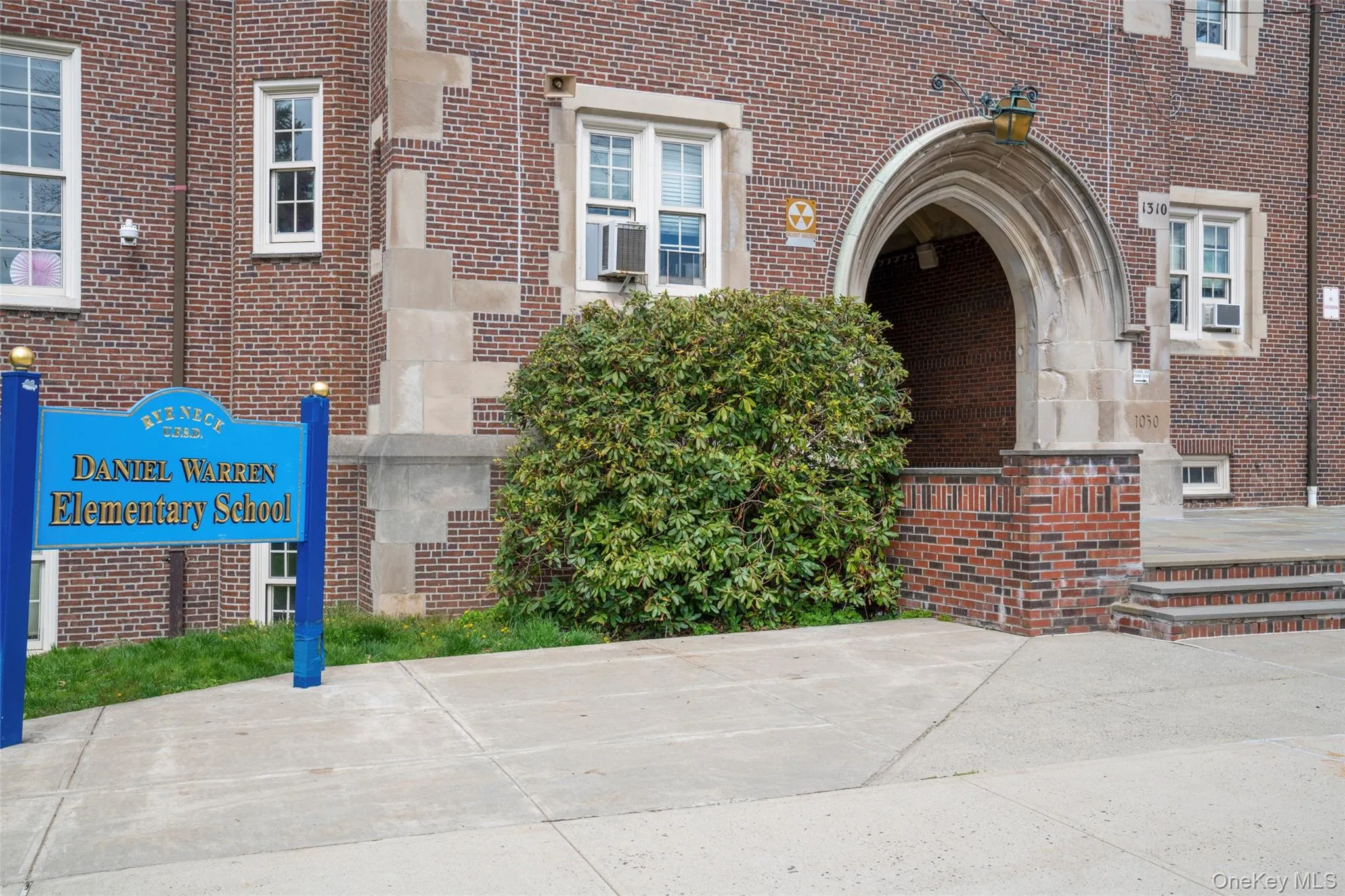 Daniel Warren Elementary School. Kindergarten, first and second grades. Circular drive for easy drop off. Daniel Warren Elementary School. Kindergarten, first and second grades. Circular drive for easy drop off.