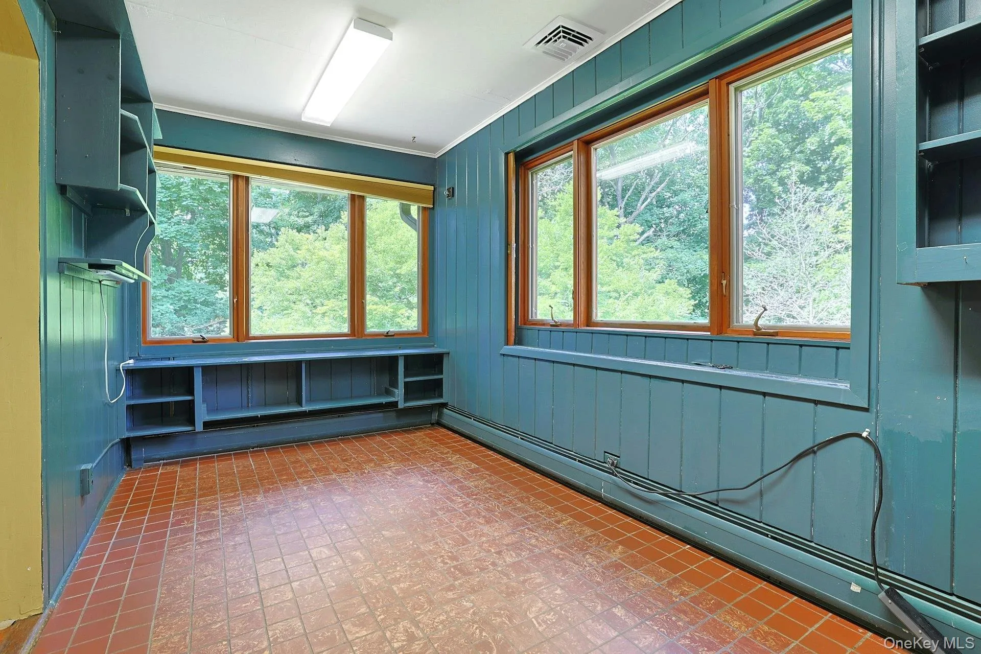 Home Office/Den Home Office/Den