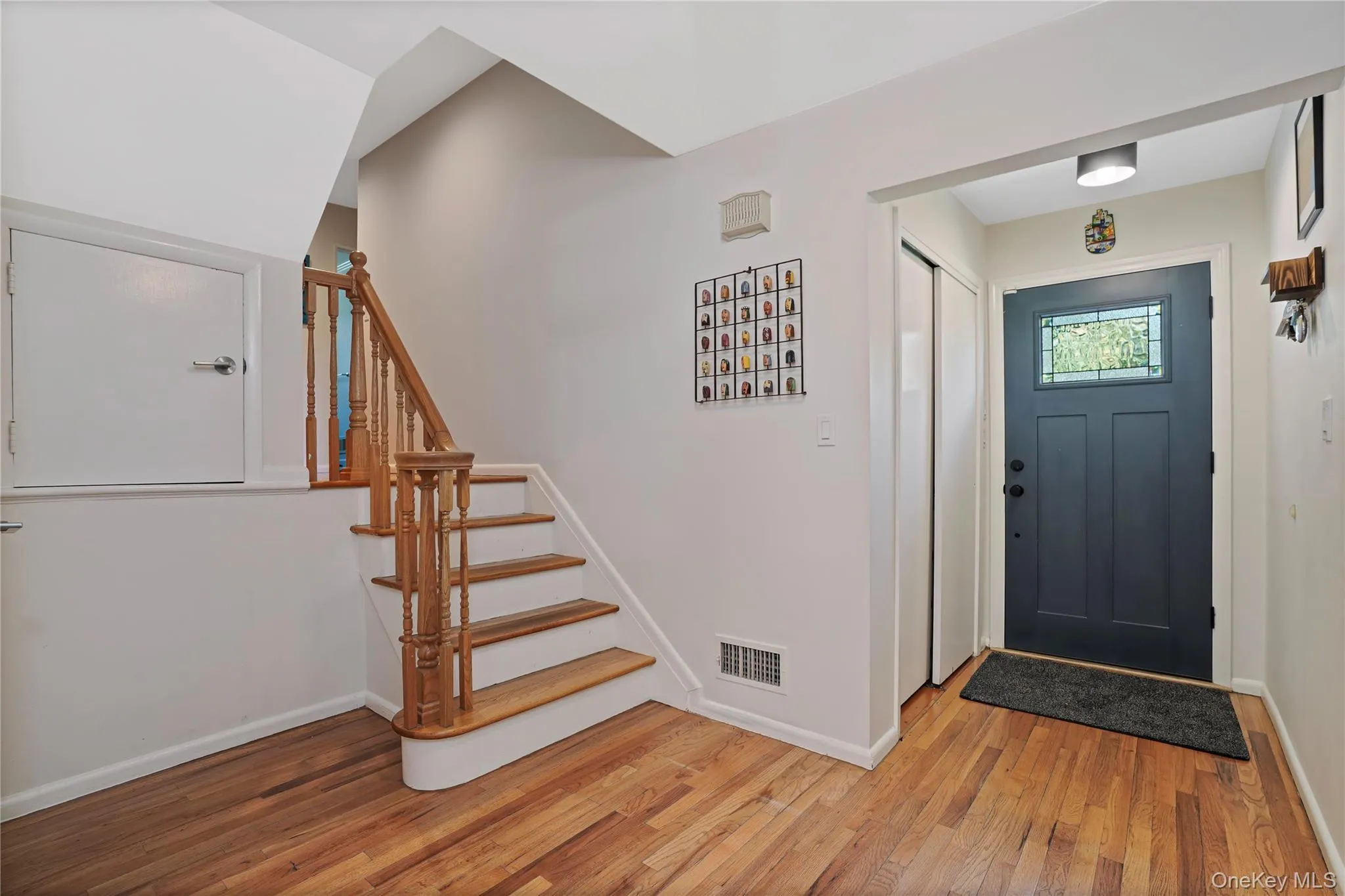 Foyer & Coat Closet Foyer & Coat Closet