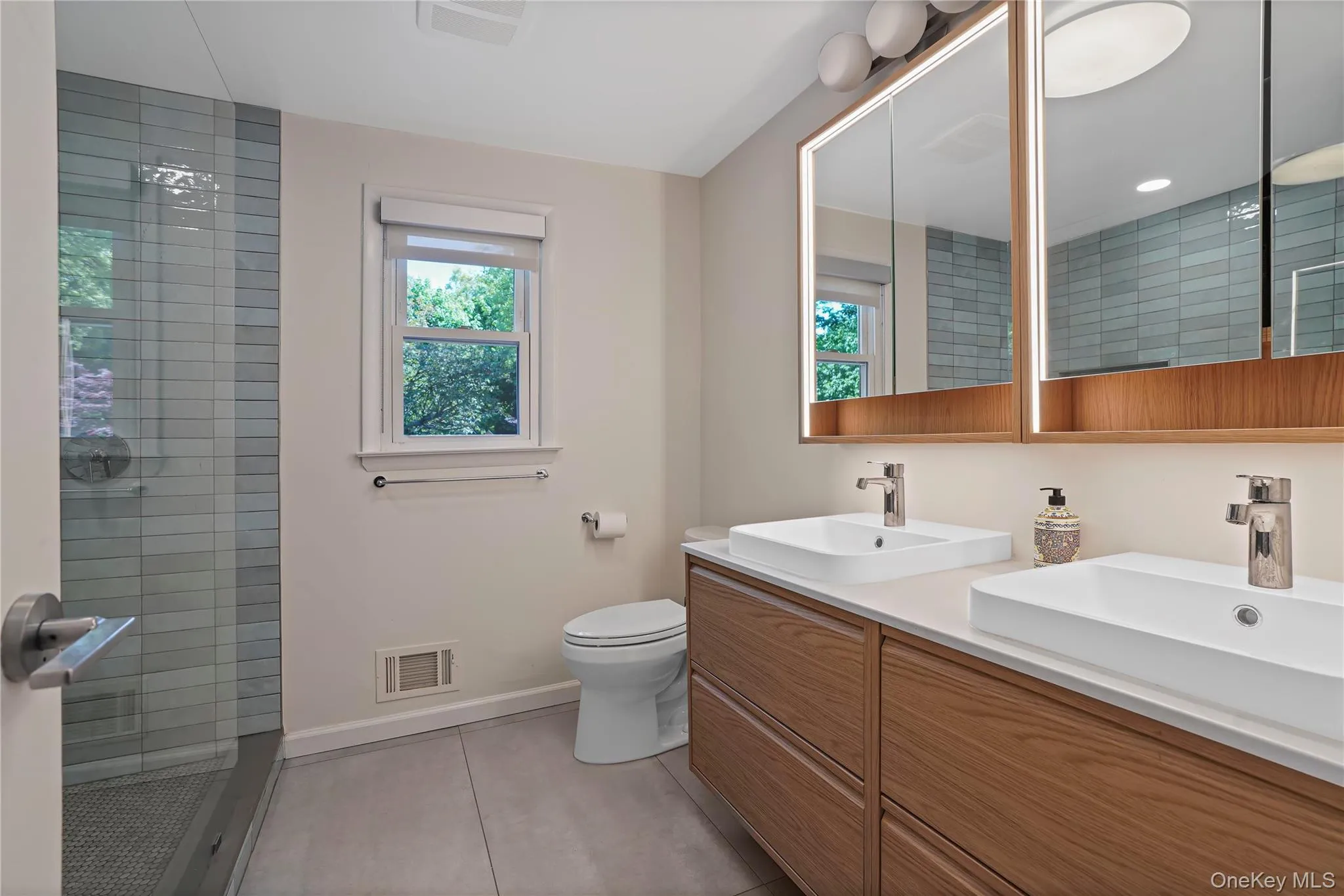 En Suite Spa Bathroom With Double Sinks En Suite Spa Bathroom With Double Sinks