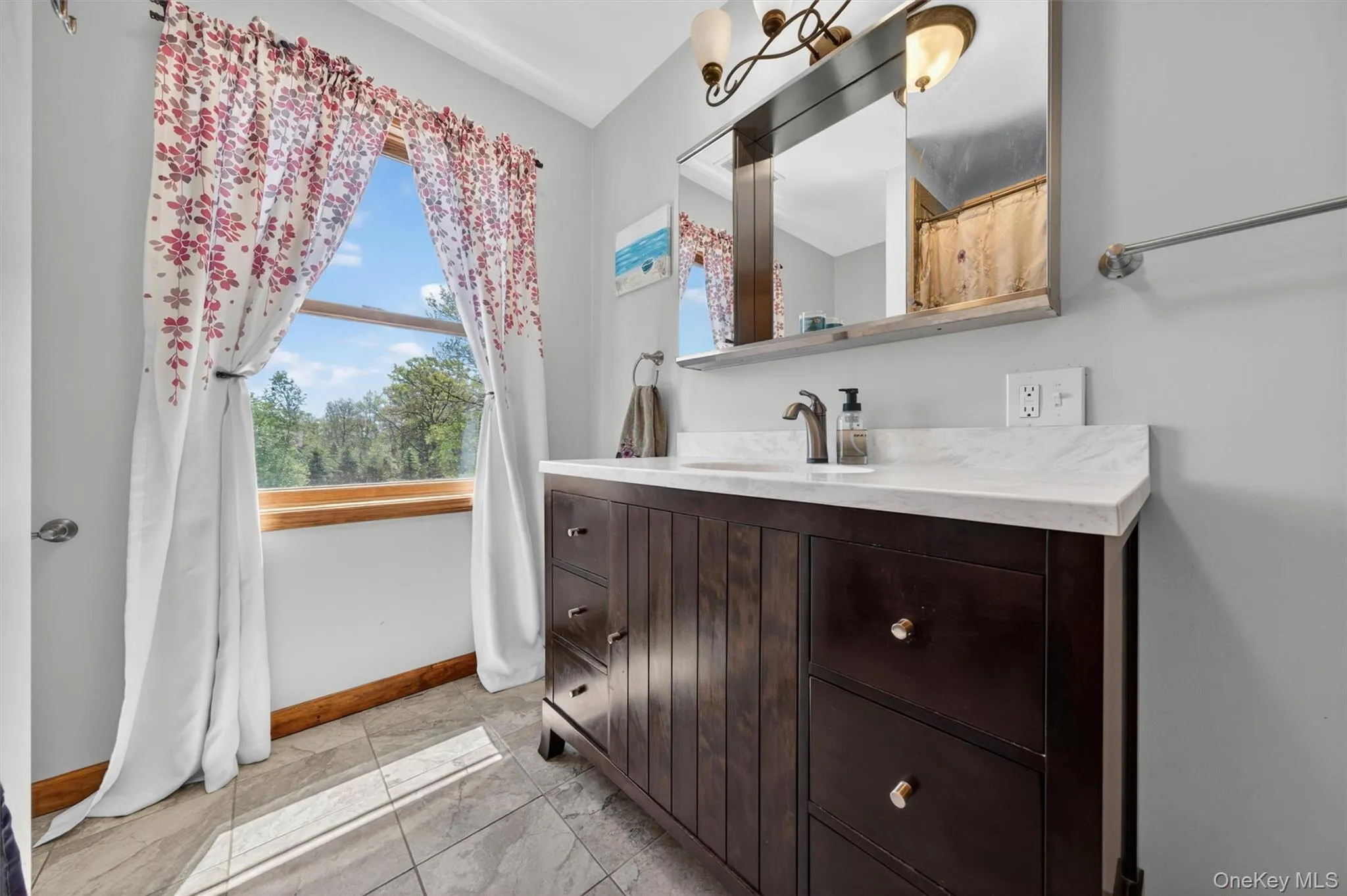 Thoughtfully placed within the bedroom wing, this full hall bath ensures convenience and privacy for the home's additional living spaces. Thoughtfully placed within the bedroom wing, this full hall bath ensures convenience and privacy for the home's additional living spaces.
