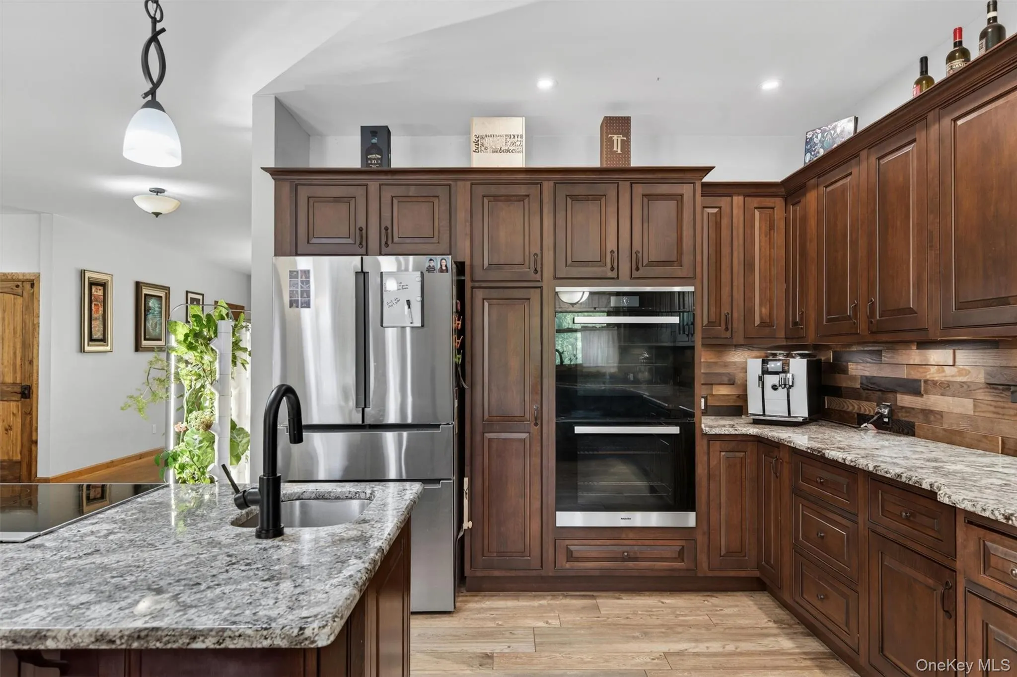 Crafted with both beauty and performance in mind, the kitchen is an ideal space for everything from casual breakfasts to elaborate entertaining. Crafted with both beauty and performance in mind, the kitchen is an ideal space for everything from casual breakfasts to elaborate entertaining.