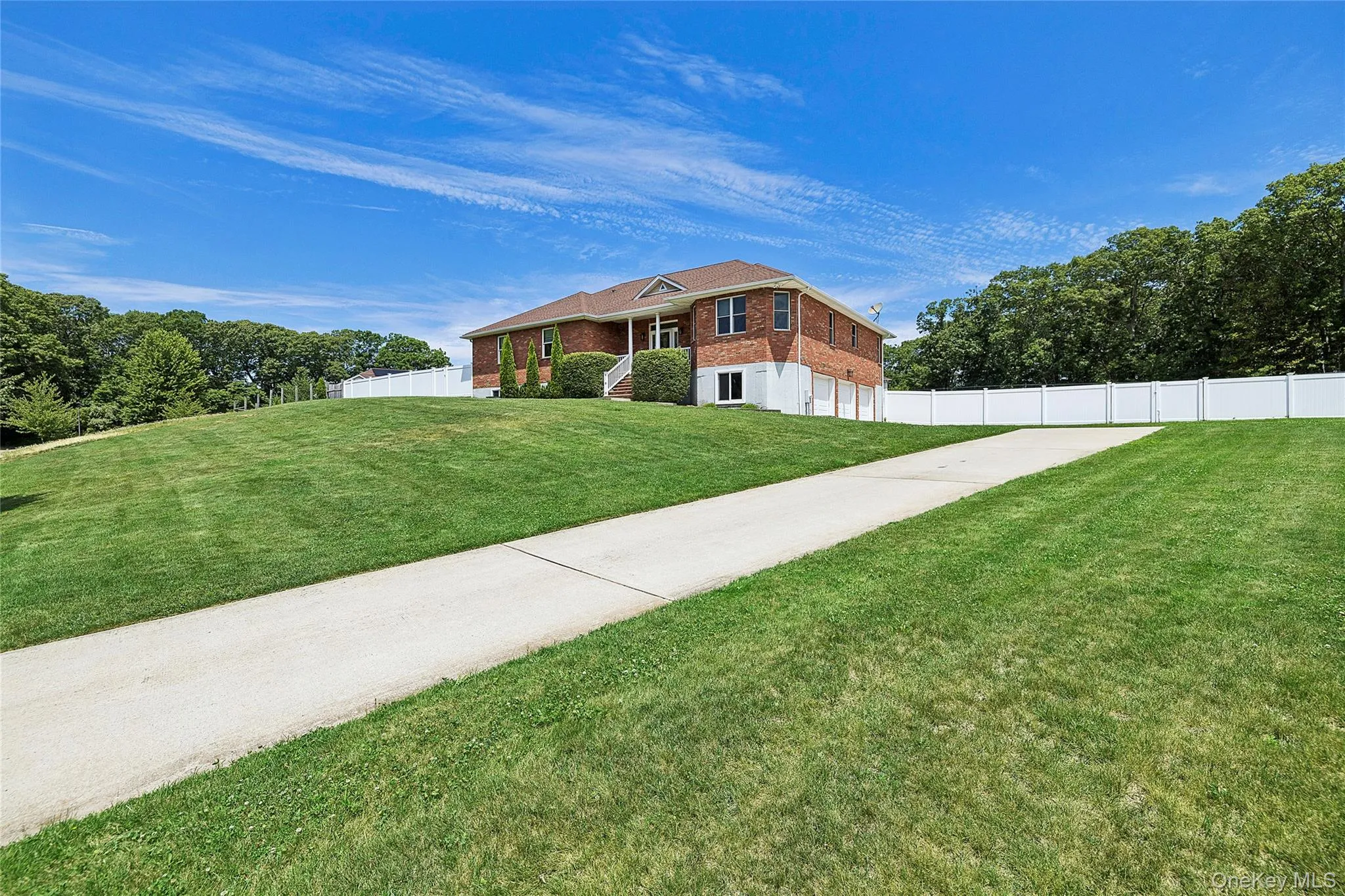 Featuring extensive driveway Featuring extensive driveway