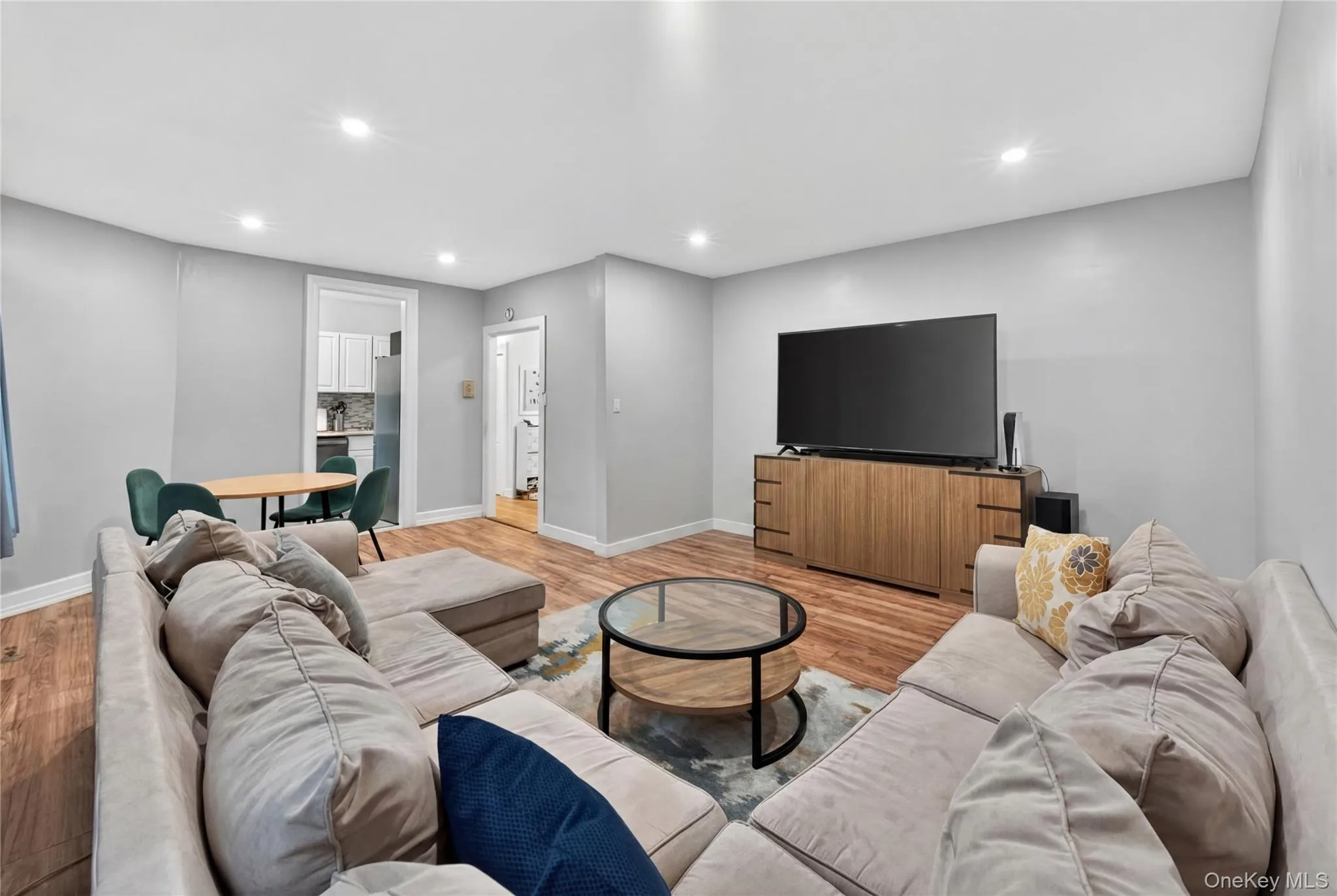 941 Jerome Avenue, New York, NY, 1 Bedroom Bedrooms, 4 Rooms Rooms,1 BathroomBathrooms,Residential Sale,For Rent,Jerome,0,996690 941 Jerome Avenue, New York, NY, 1 Bedroom Bedrooms, 4 Rooms Rooms,1 BathroomBathrooms,Residential Sale,For Rent,Jerome,0,996690