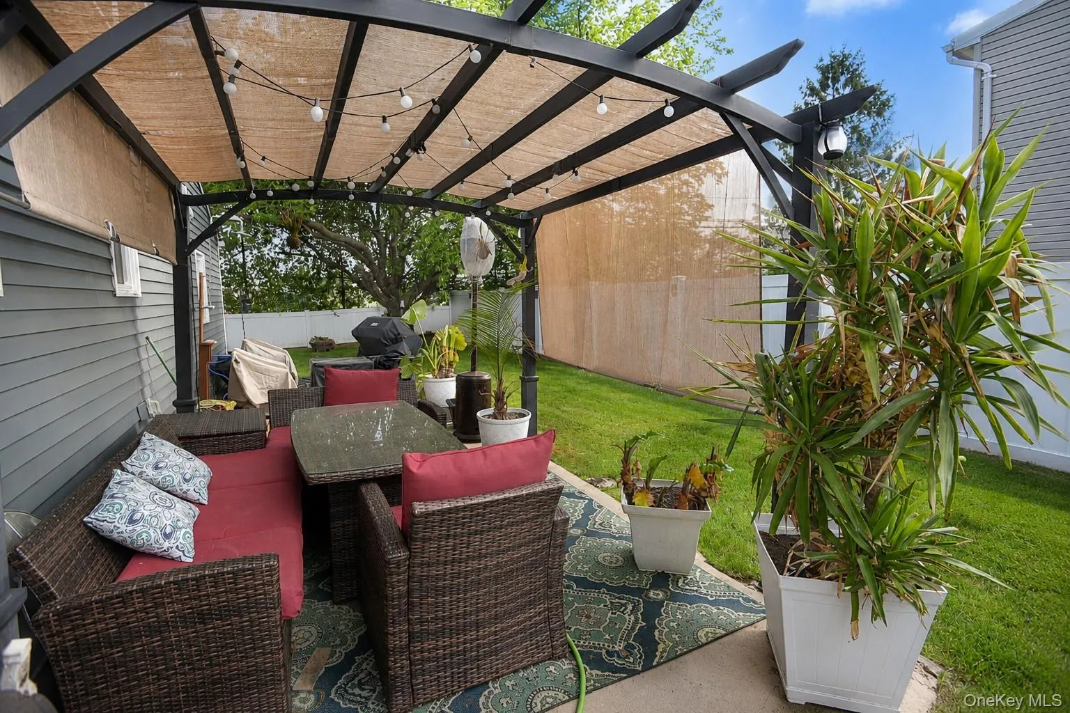 Located outside the kitchen door, easily entertain guests outdoors Located outside the kitchen door, easily entertain guests outdoors