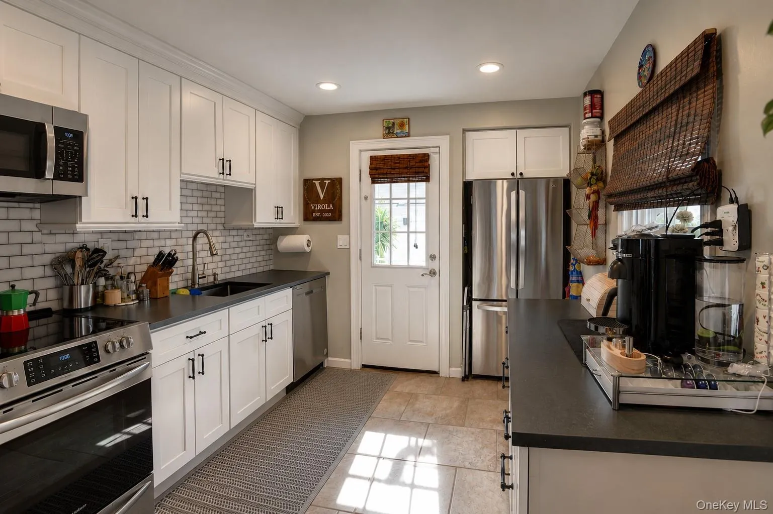 Door to side yard for easy entertaining Door to side yard for easy entertaining
