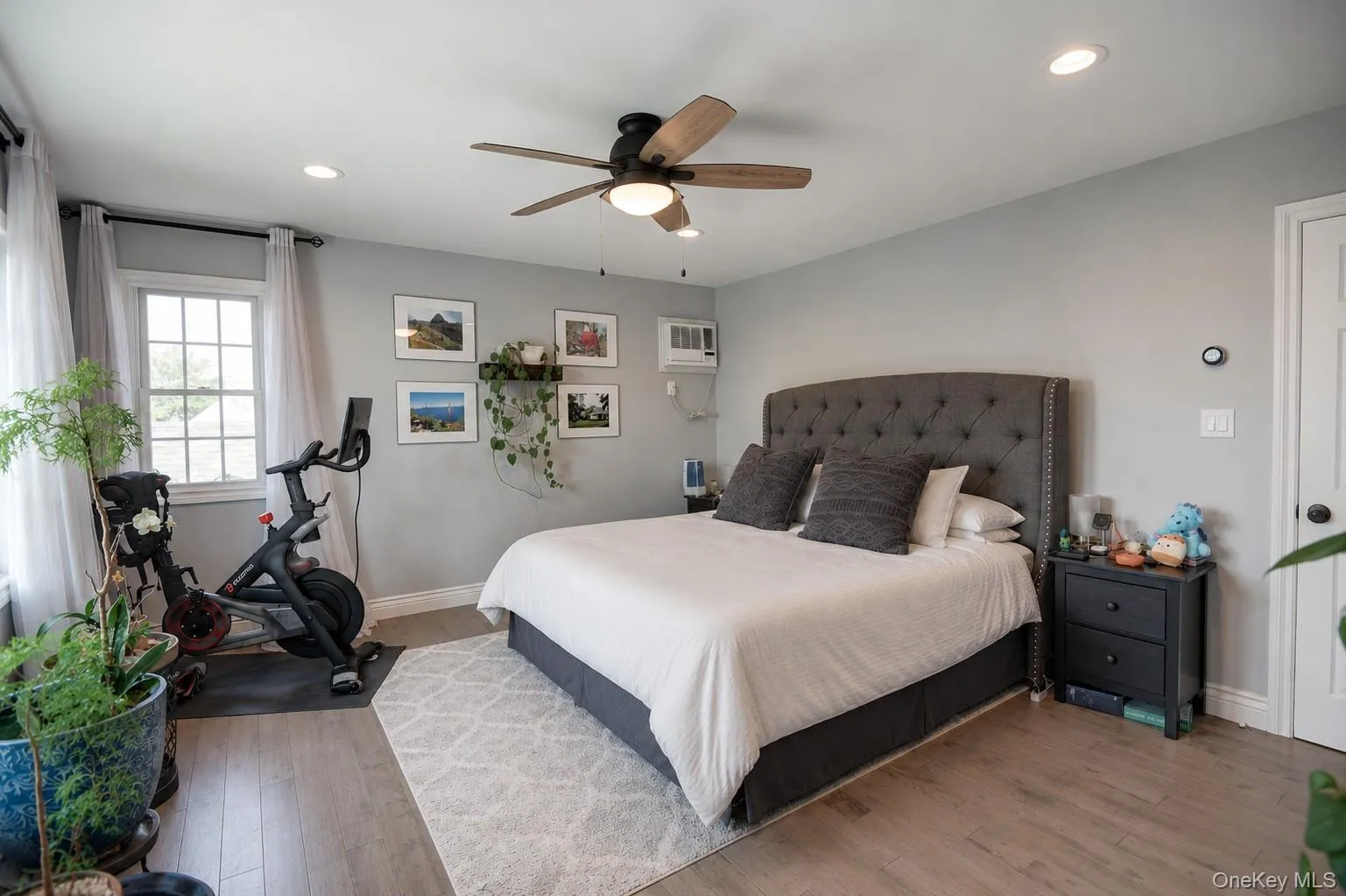 King-sized bedroom King-sized bedroom
