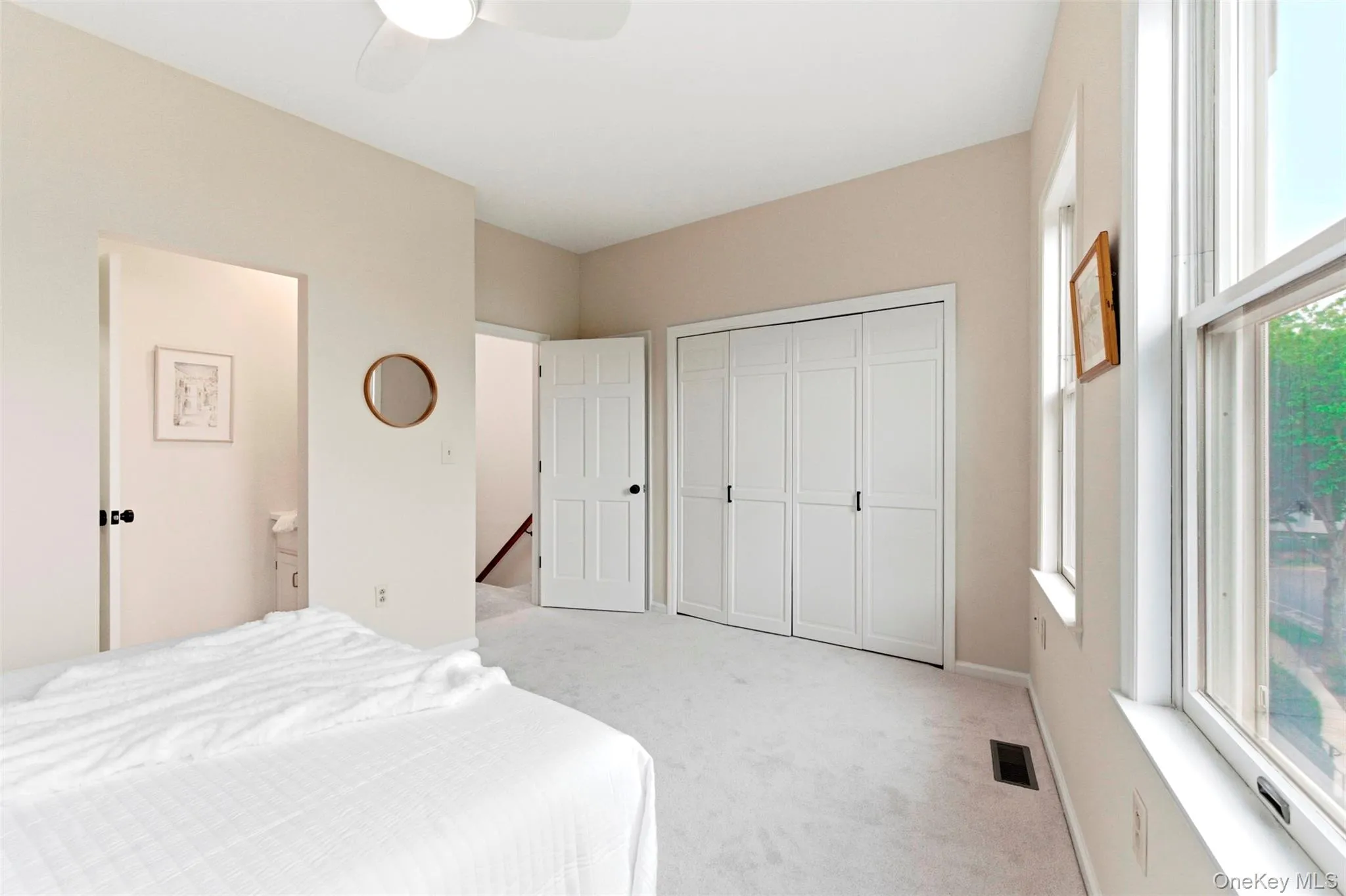 Looking toward the en-suite bath. Looking toward the en-suite bath.