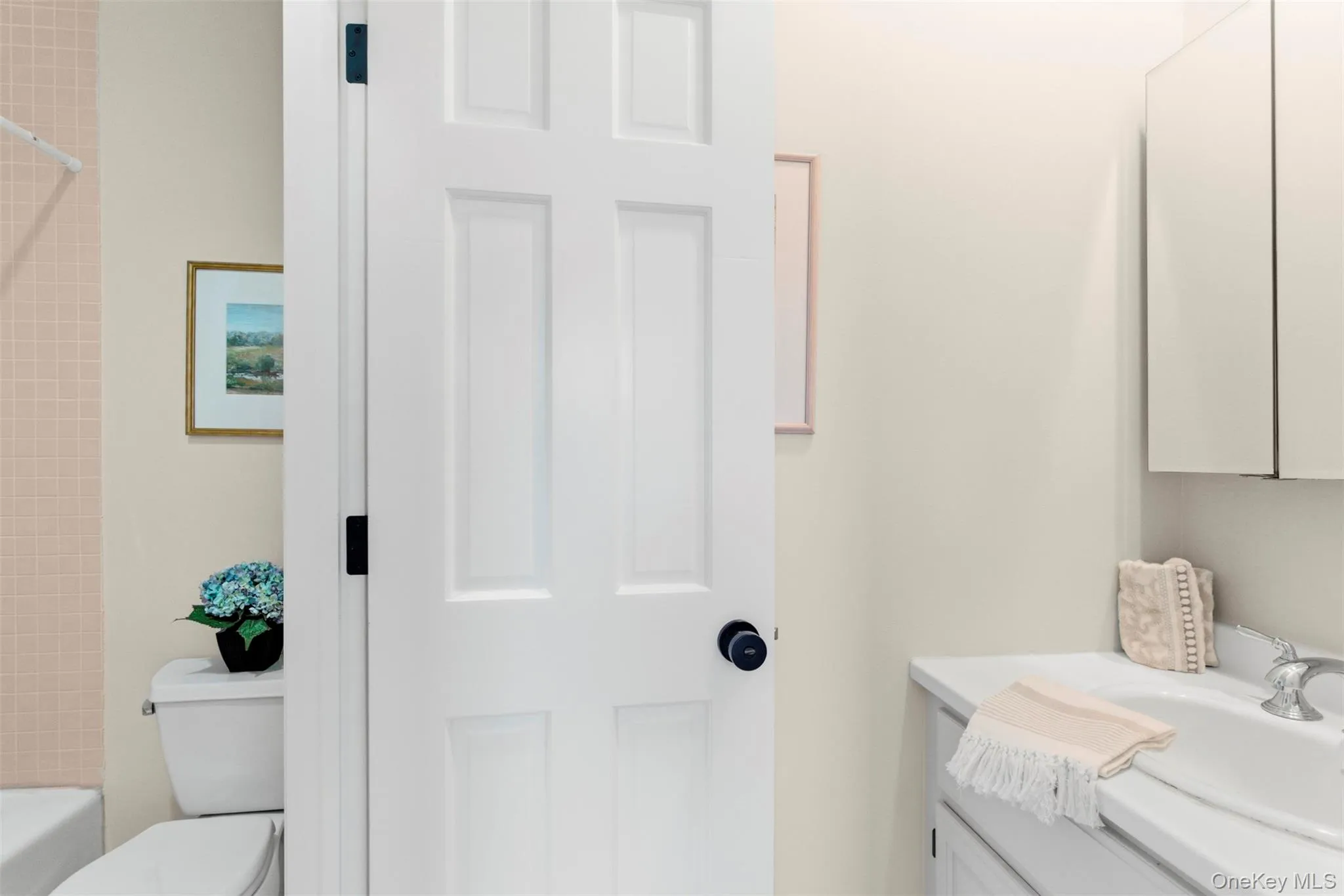 2nd floor bedroom en suite bath. 2nd floor bedroom en suite bath.