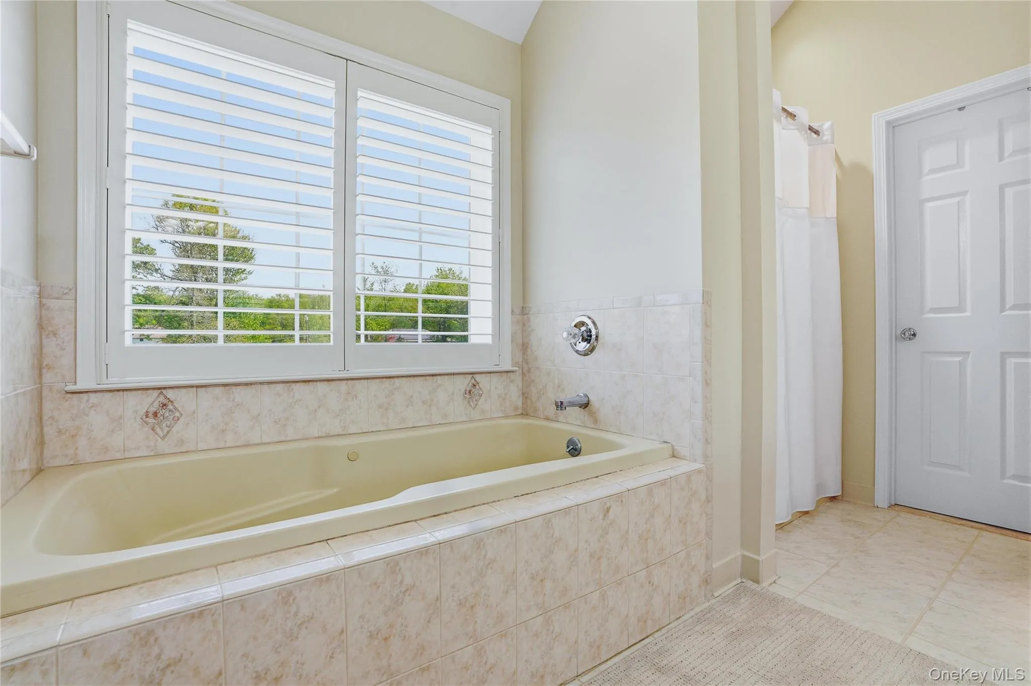Jacuzzi tub! Plantain shutters on the window Jacuzzi tub! Plantain shutters on the window